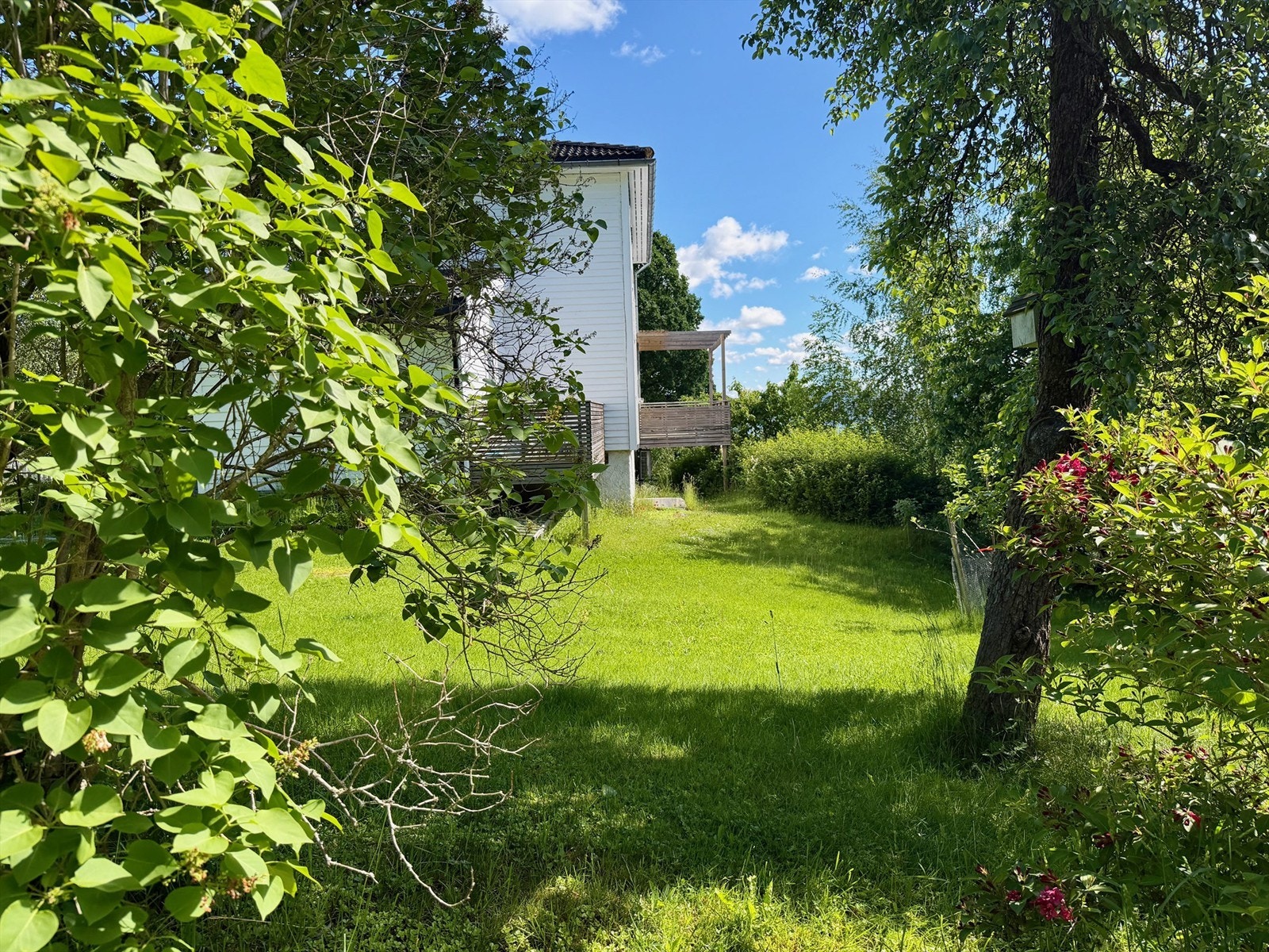 Stor og solrik eiendom med flotte uteområder og pent opparbeidet hage. Galleribilde