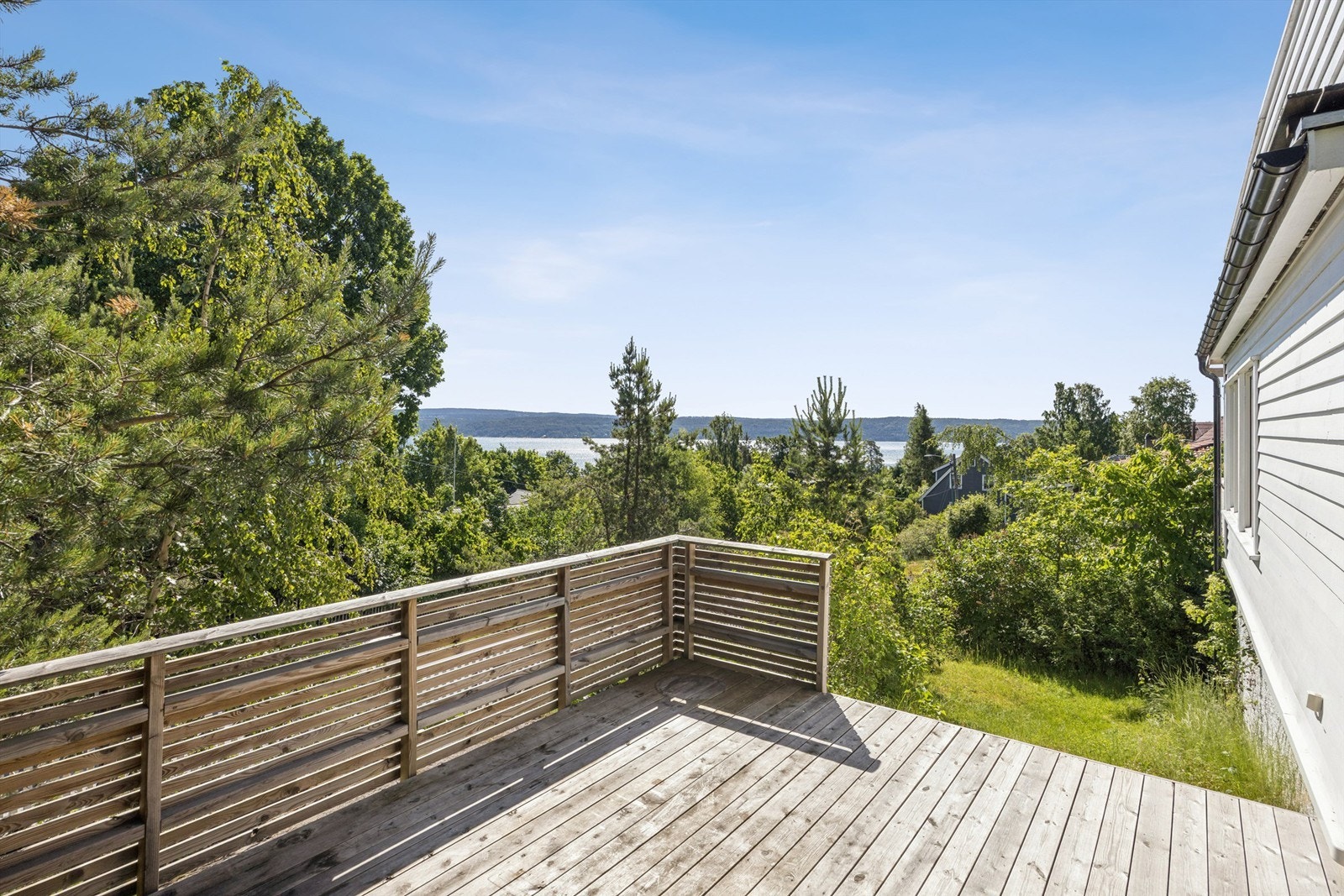 Boligen tilbyr flere solrike uteplasser med gode solforhold, samt en stor, privat hage som er pent opparbeidet. Galleribilde
