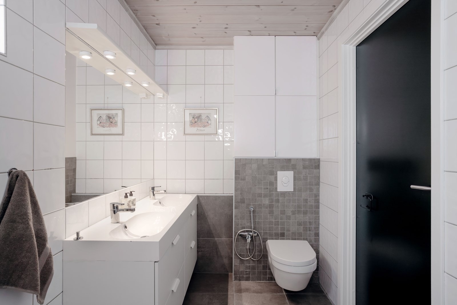 Romslig bad med dobbel servant, god oppbevaringsplass og veggmontert toalett. Galleribilde