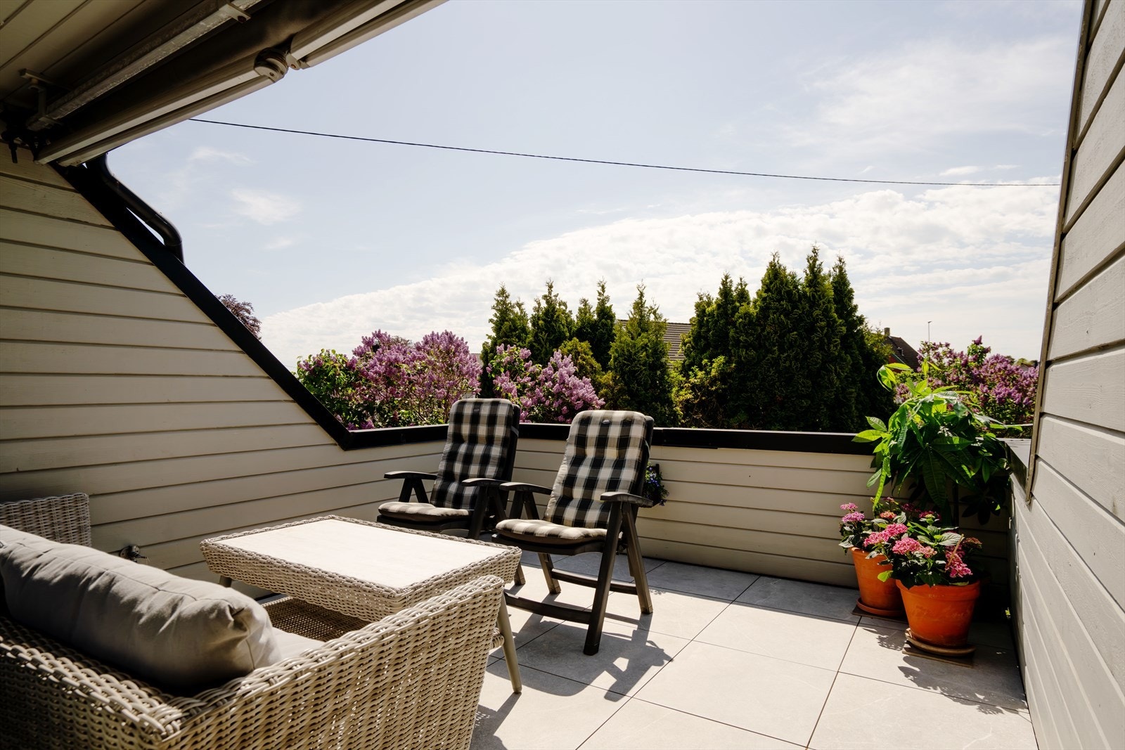 Fra loftstuen er det direkte utgang til en hyggelig balkong/terrasse Galleribilde