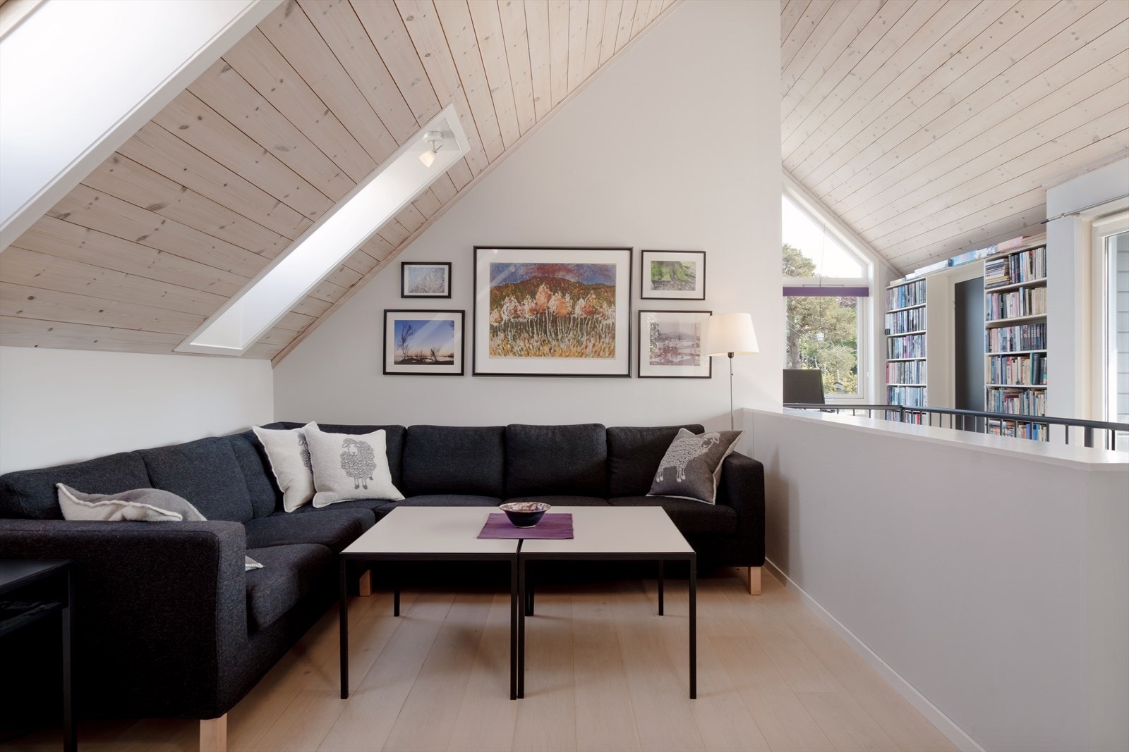 Loftstuen byr på flere naturlige soner for både opphold og sosialt samvær. Galleribilde