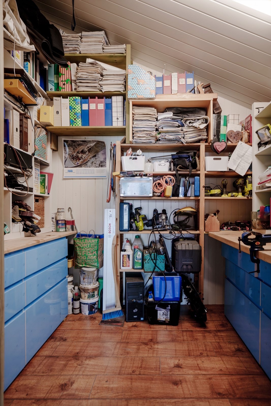 I bakkant av carporten er det innredet et praktisk verksted Galleribilde