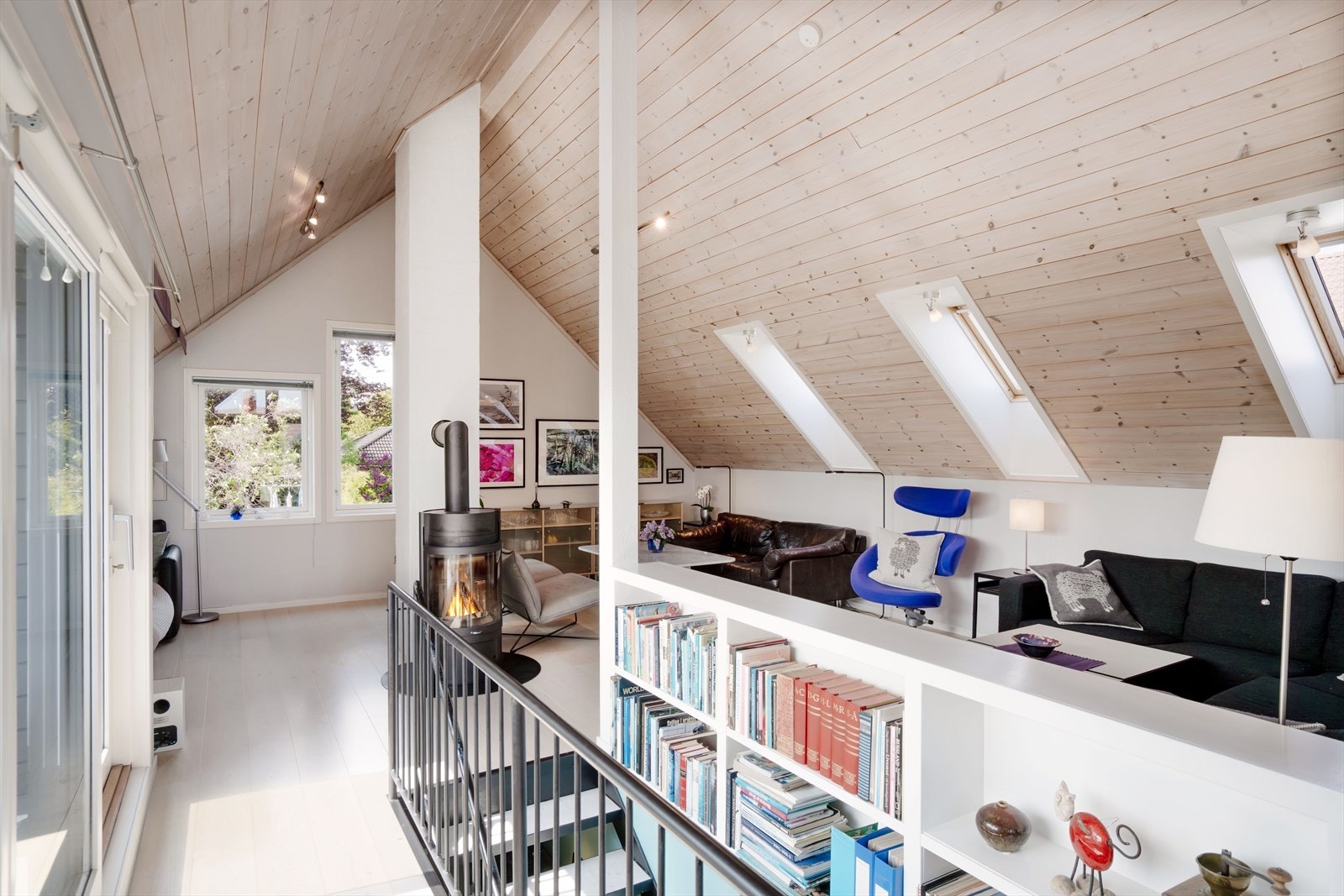 Her ønskes du velkommen til en lun og innbydende loftstue - perfekt for både avslapning og sosiale stunder. Galleribilde
