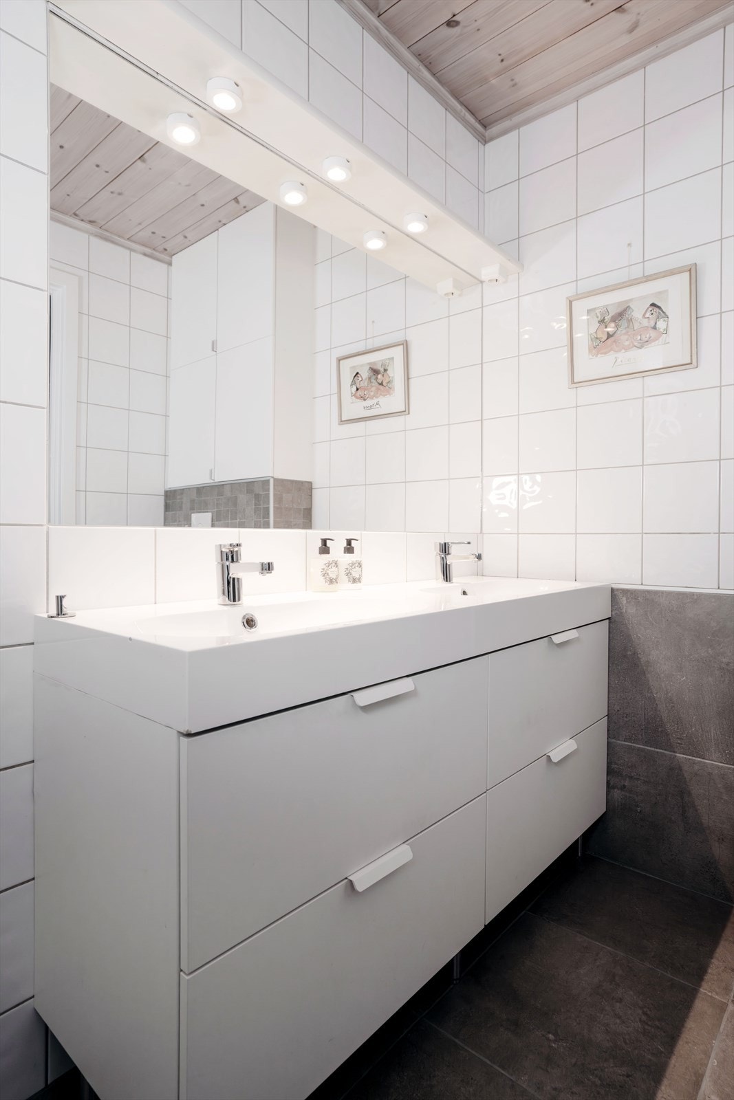 Innredning med doble servanter og gode lagringsmuligheter i skuffer. Galleribilde