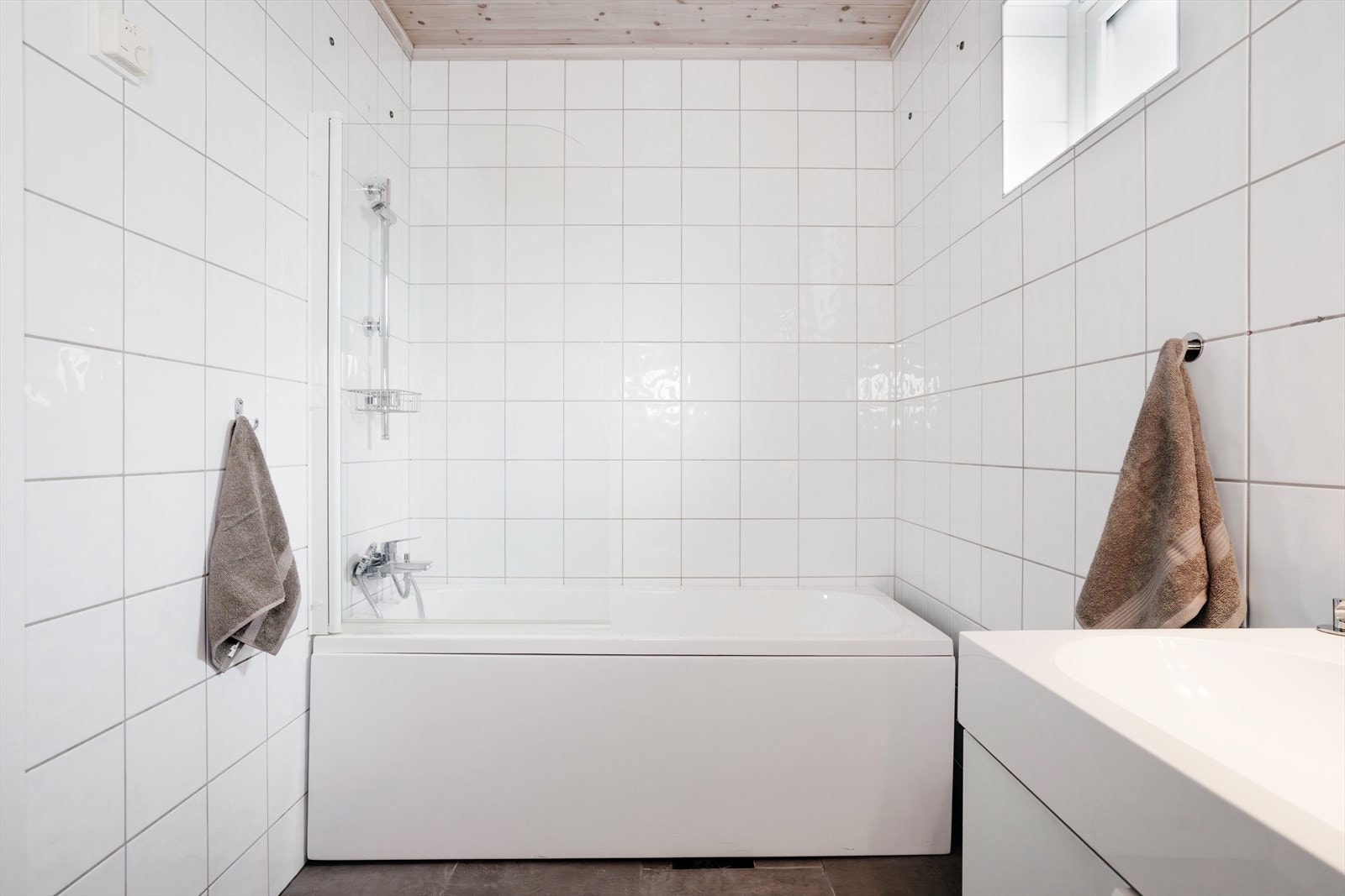 Badekar med dusjløsning - praktisk løsning for både hverdag og familieliv. Galleribilde