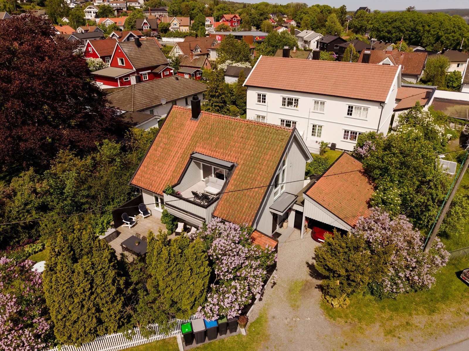 Eiendommen har en eiet tomt på 443 kvm som fremstår som pent opparbeidet og skjermet med frodig beplantning, plenarealer og flere hyggelige uteplasser. Galleribilde