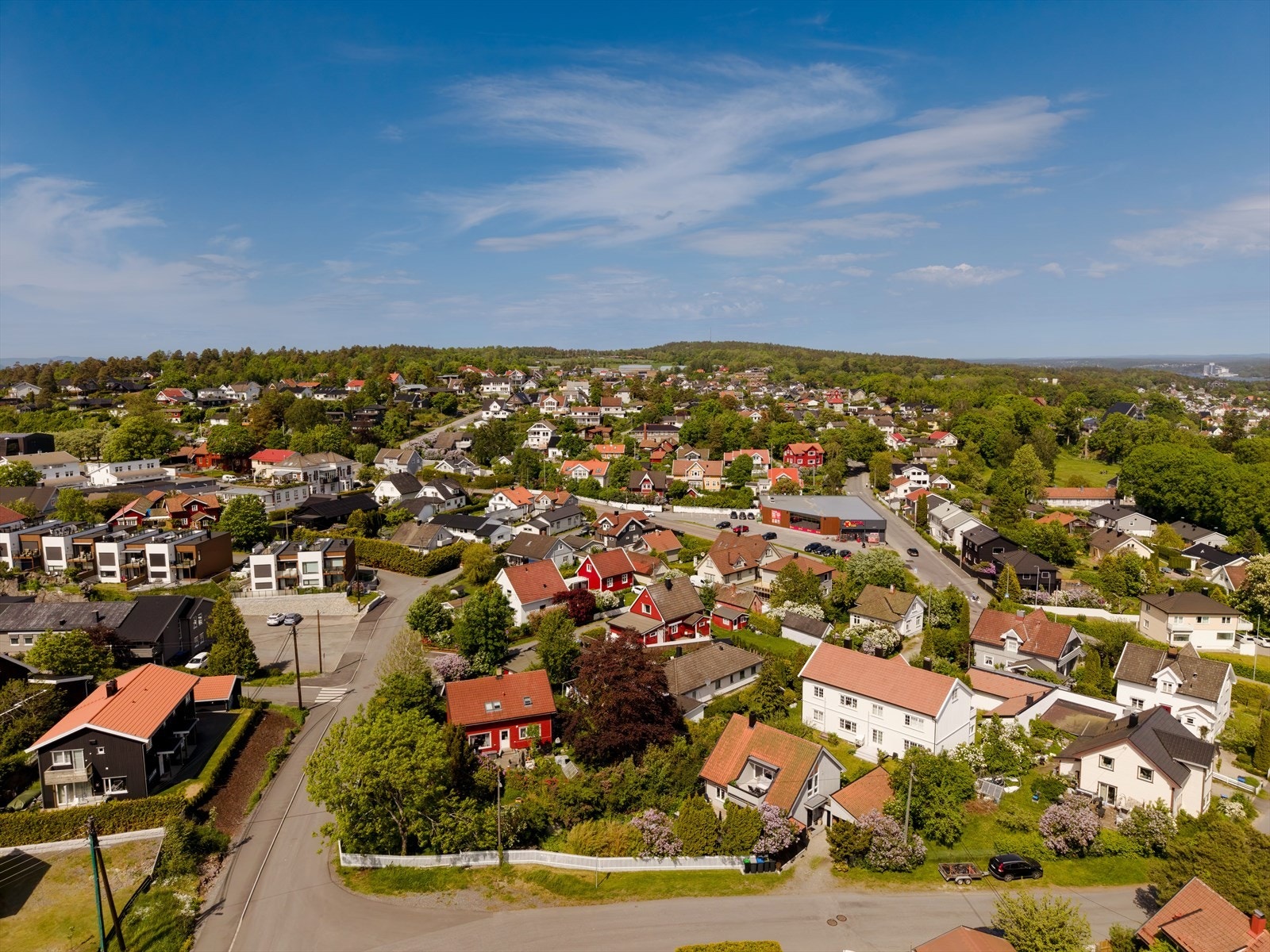 Området rundt boligen består hovedsakelig av etablert småhusbebyggelse, med en blanding av eneboliger, tomannsboliger og noe rekkehusbebyggelse. Galleribilde