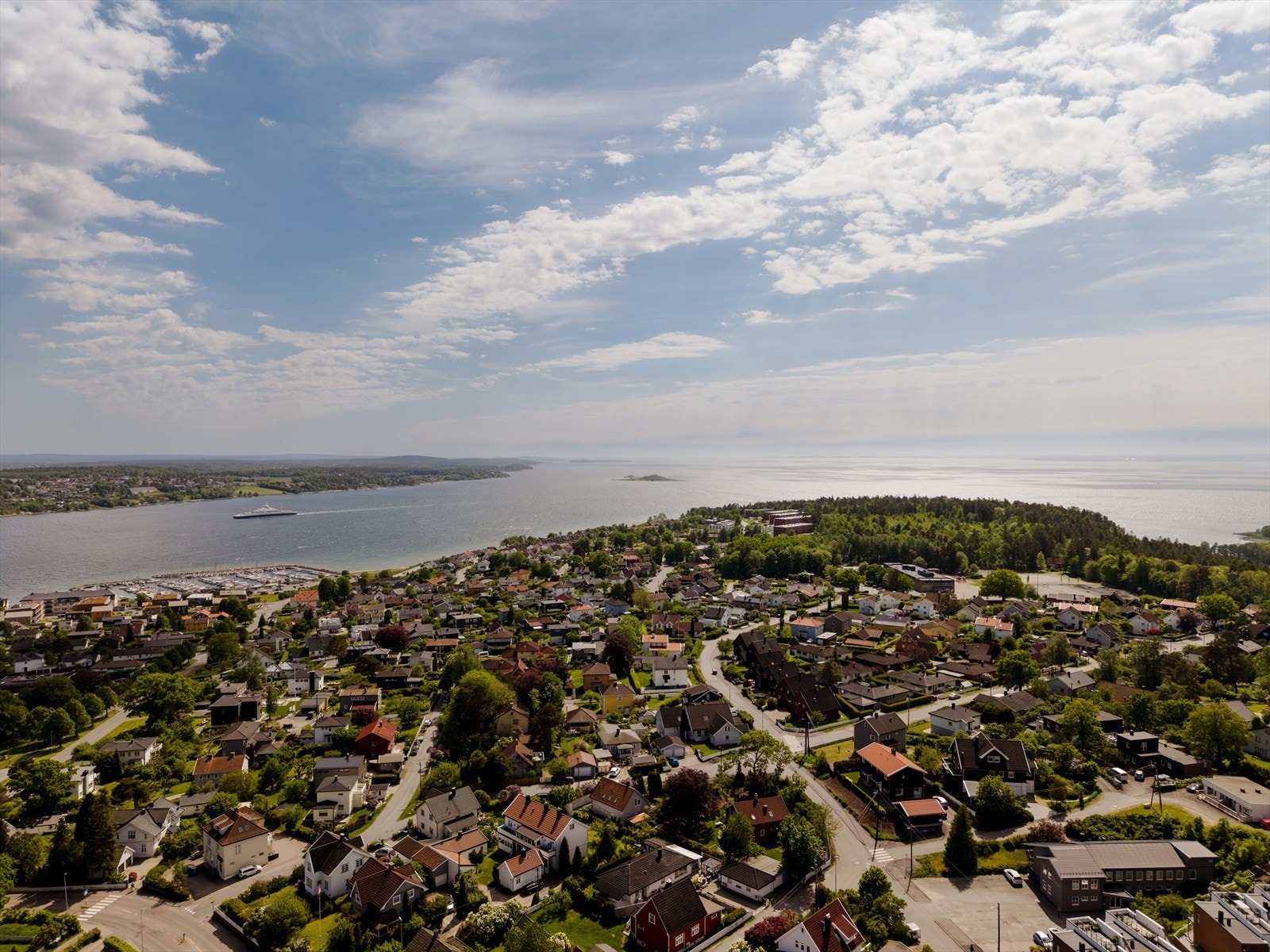 Fra boligen er det kort vei til populære turområder med flotte stier som slynger seg gjennom skog og kulturlandskap, med fine forbindelser videre ut til kysten. Galleribilde