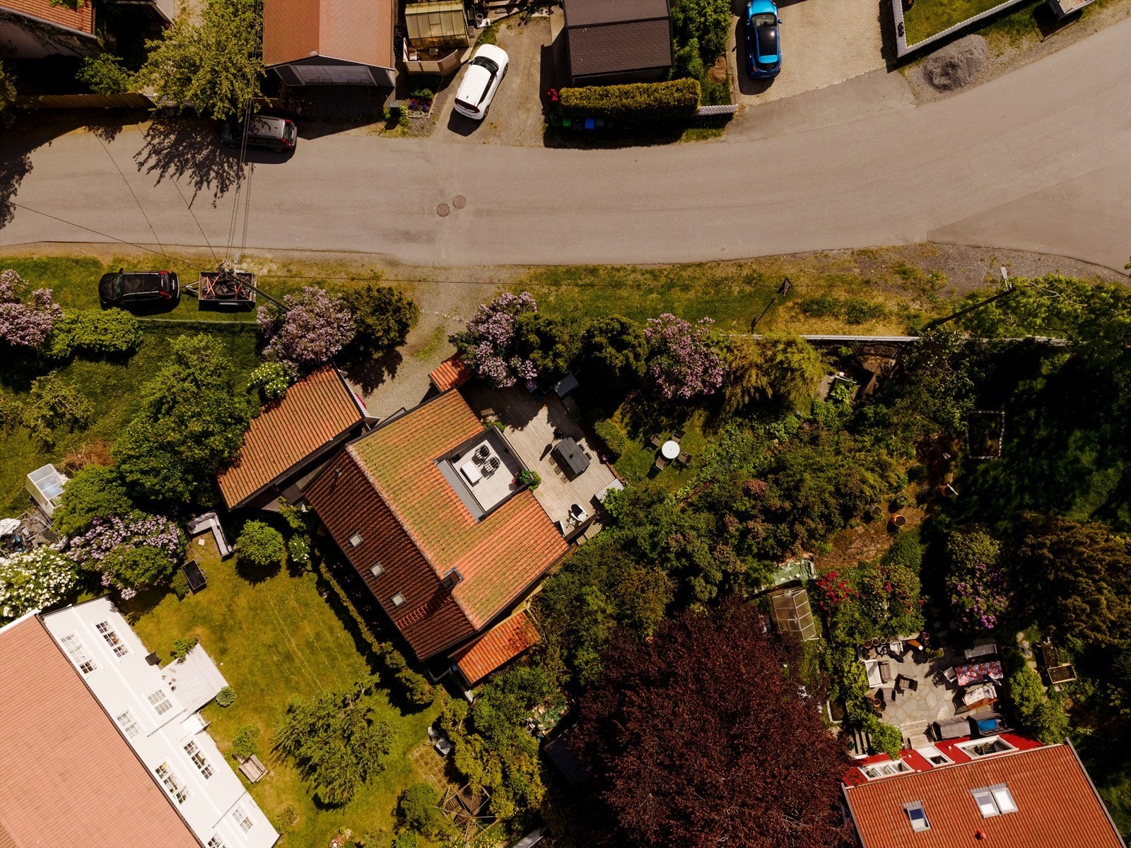 Tomten er praktisk disponert med gruset innkjøring og biloppstillingsplass/carport. Galleribilde