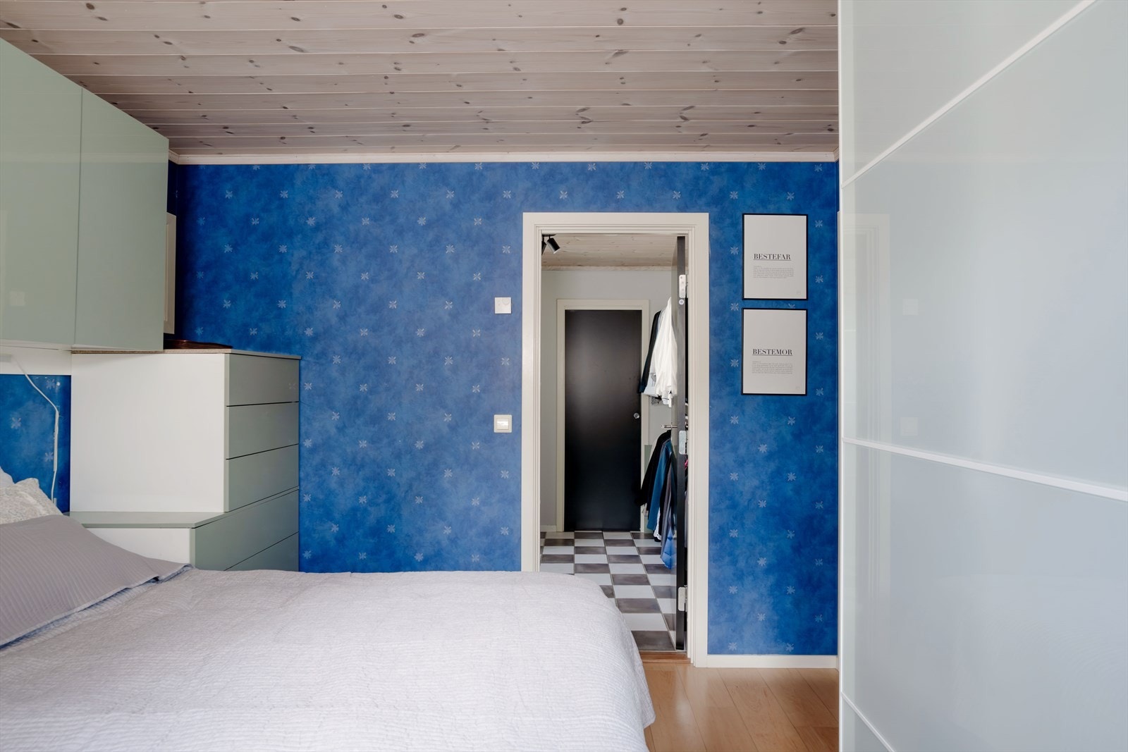 Praktisk planløsning med direkte adkomst til garderobe og bad i tilknytning til soverommet. Galleribilde