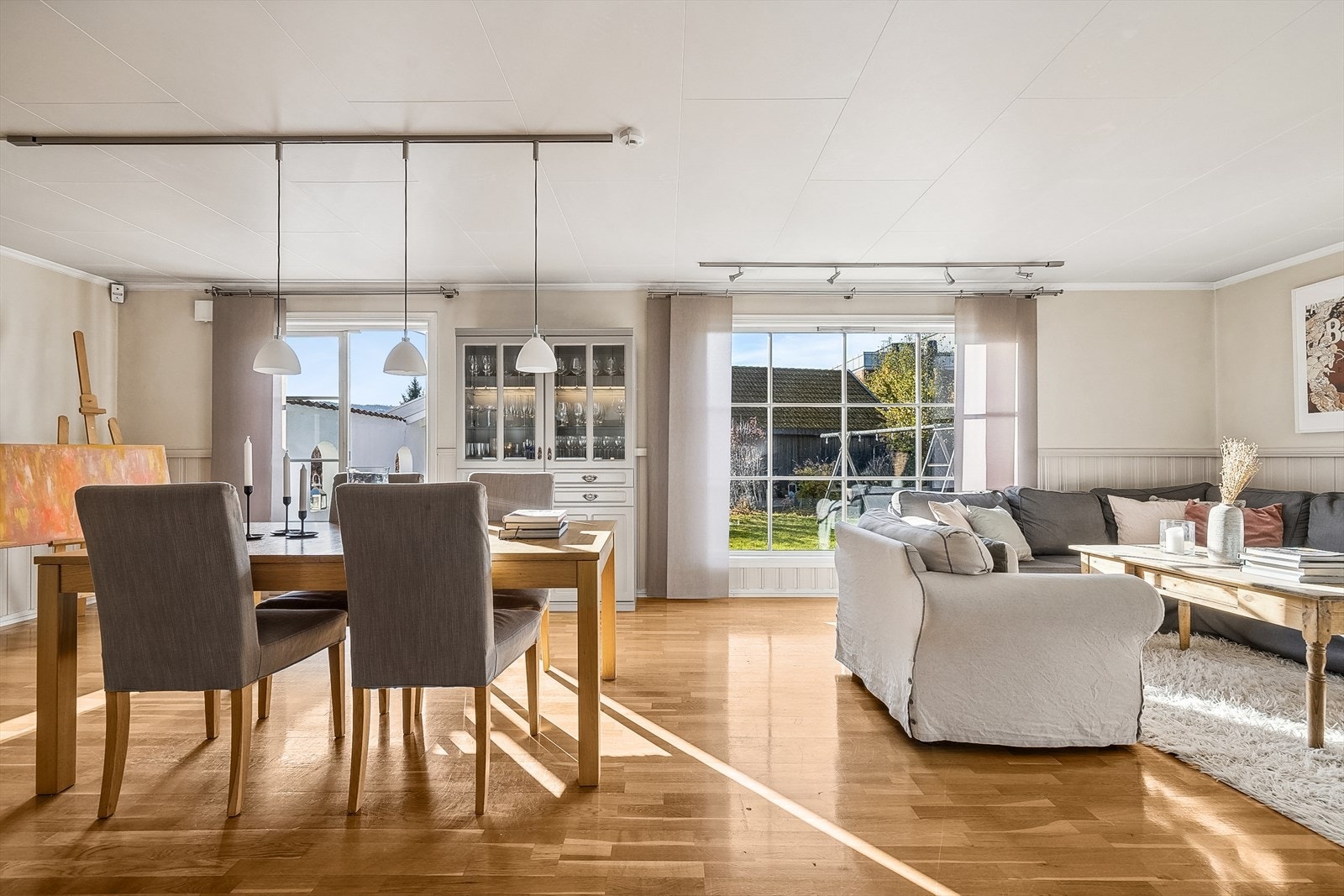 Lys og romslig stue med plass til både sofagruppe og spisestue. Galleribilde