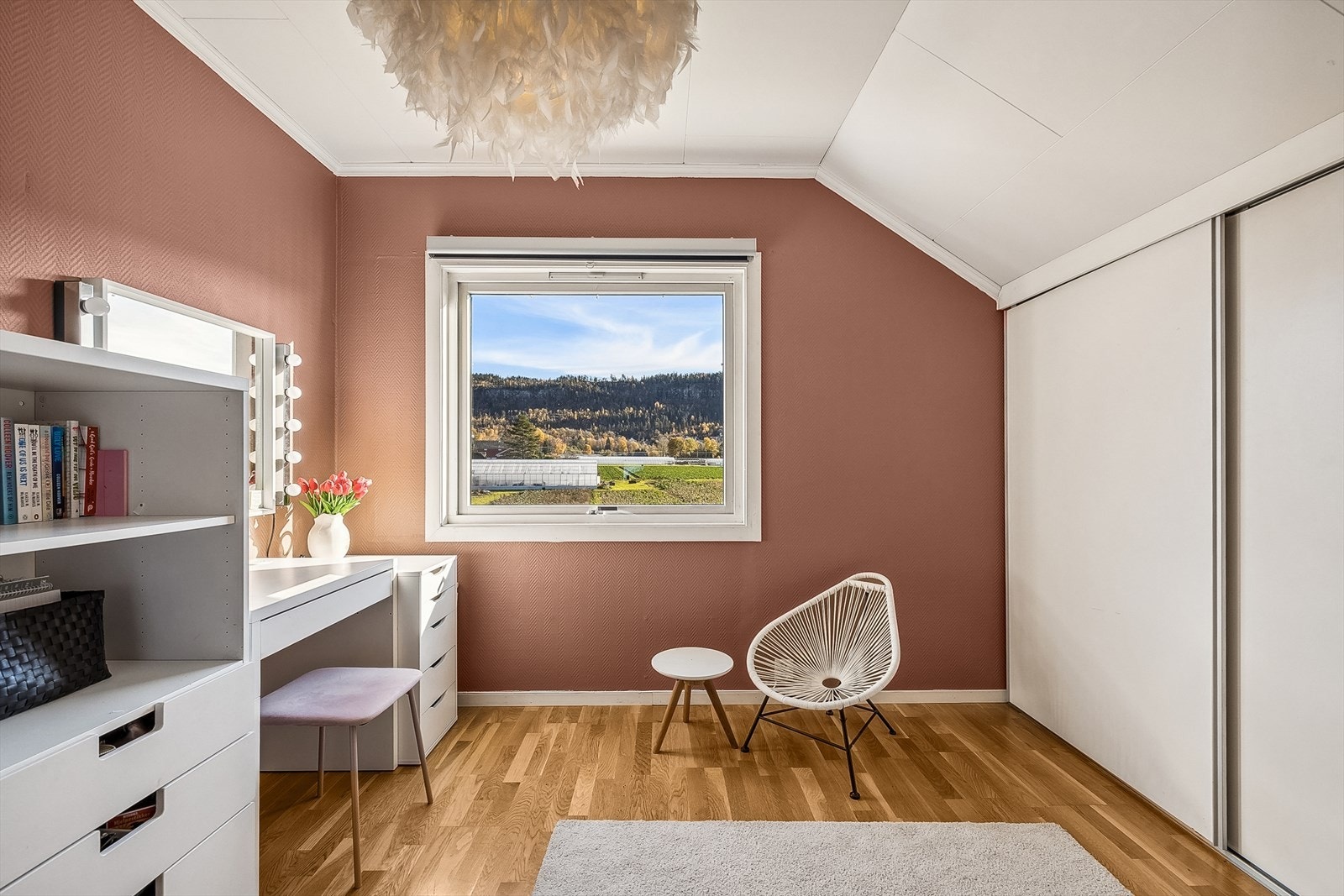 Soverom i 2. etasje med skyvedørsgarderobe. Galleribilde