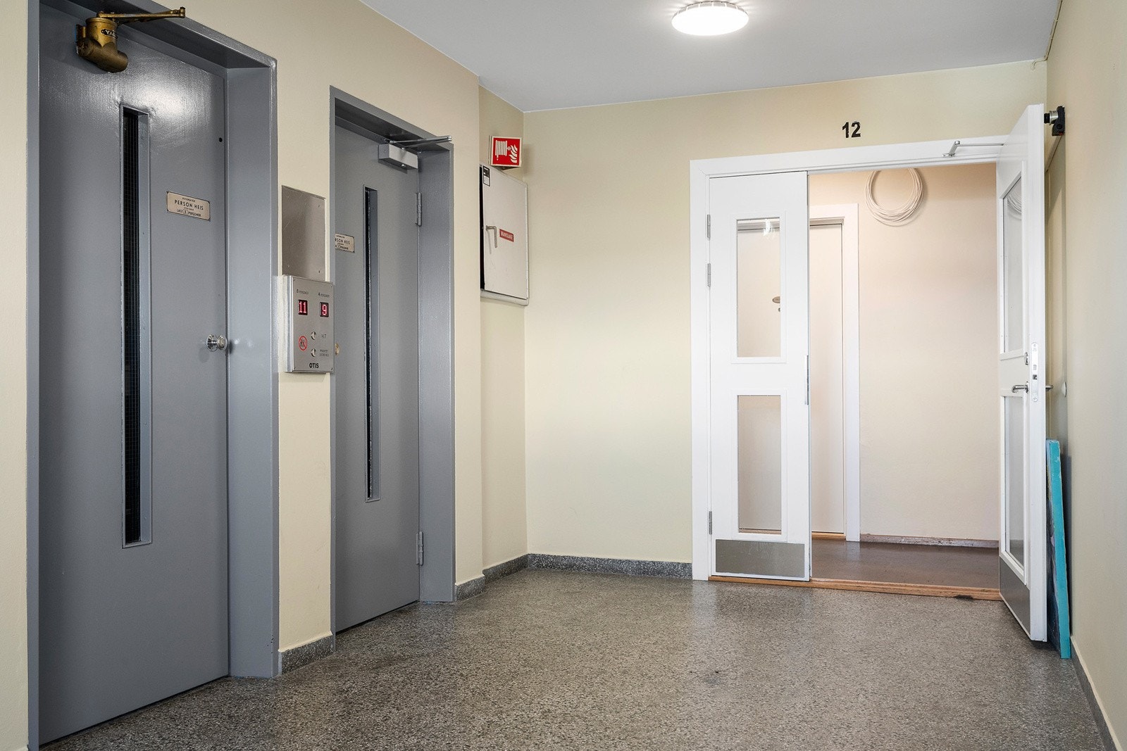 2 heiser bringer deg til leiligheten i 12. etasje Galleribilde