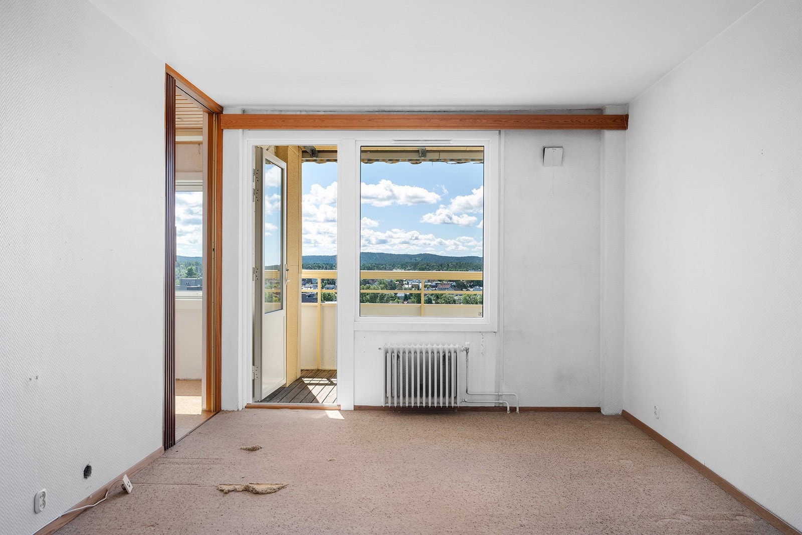 Stue - store vindusflater gir godt med naturlig lys Galleribilde