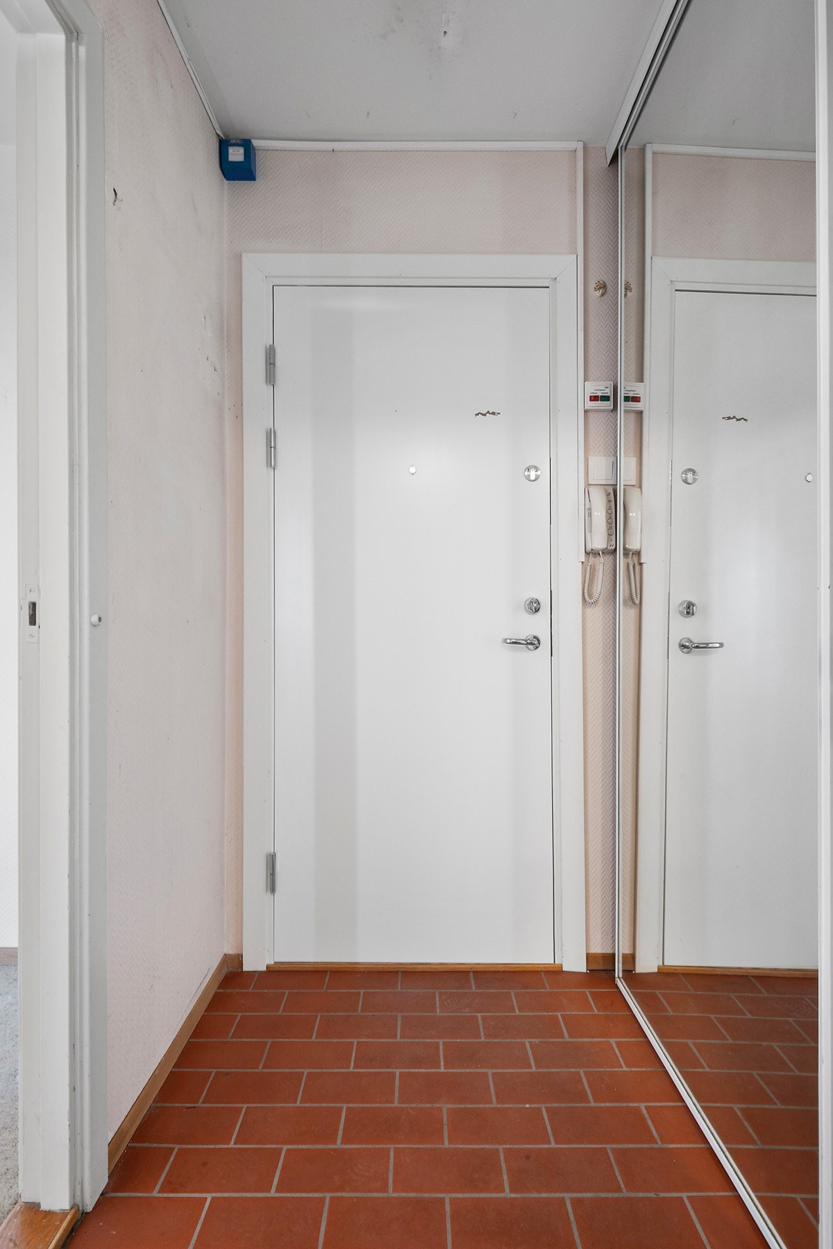 Entré/hall med dørcalling og speil skyvedørsgarderobe Galleribilde