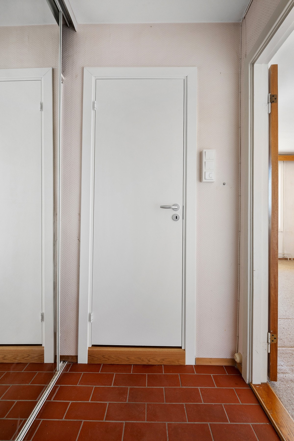 Entré/hall med dørcalling og speil skyvedørsgarderobe Galleribilde