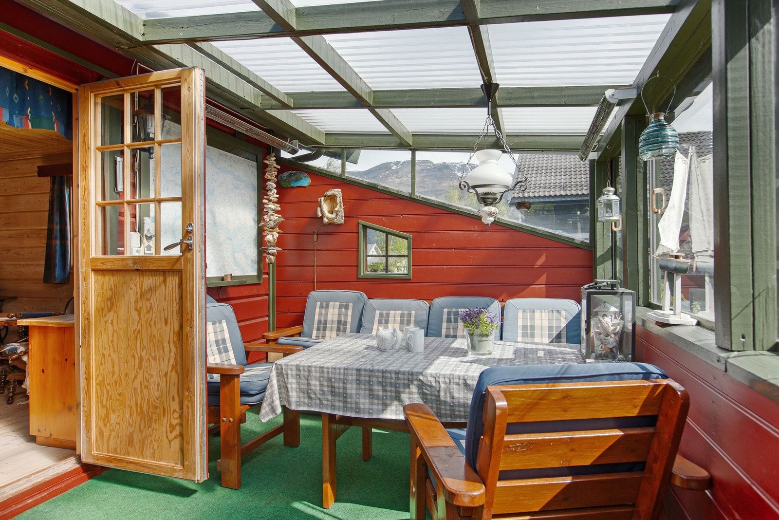Terrasse mot sørlig retning på ca. 45 kvm med innbygd/innglasset vinterhage utenfor stue Galleribilde
