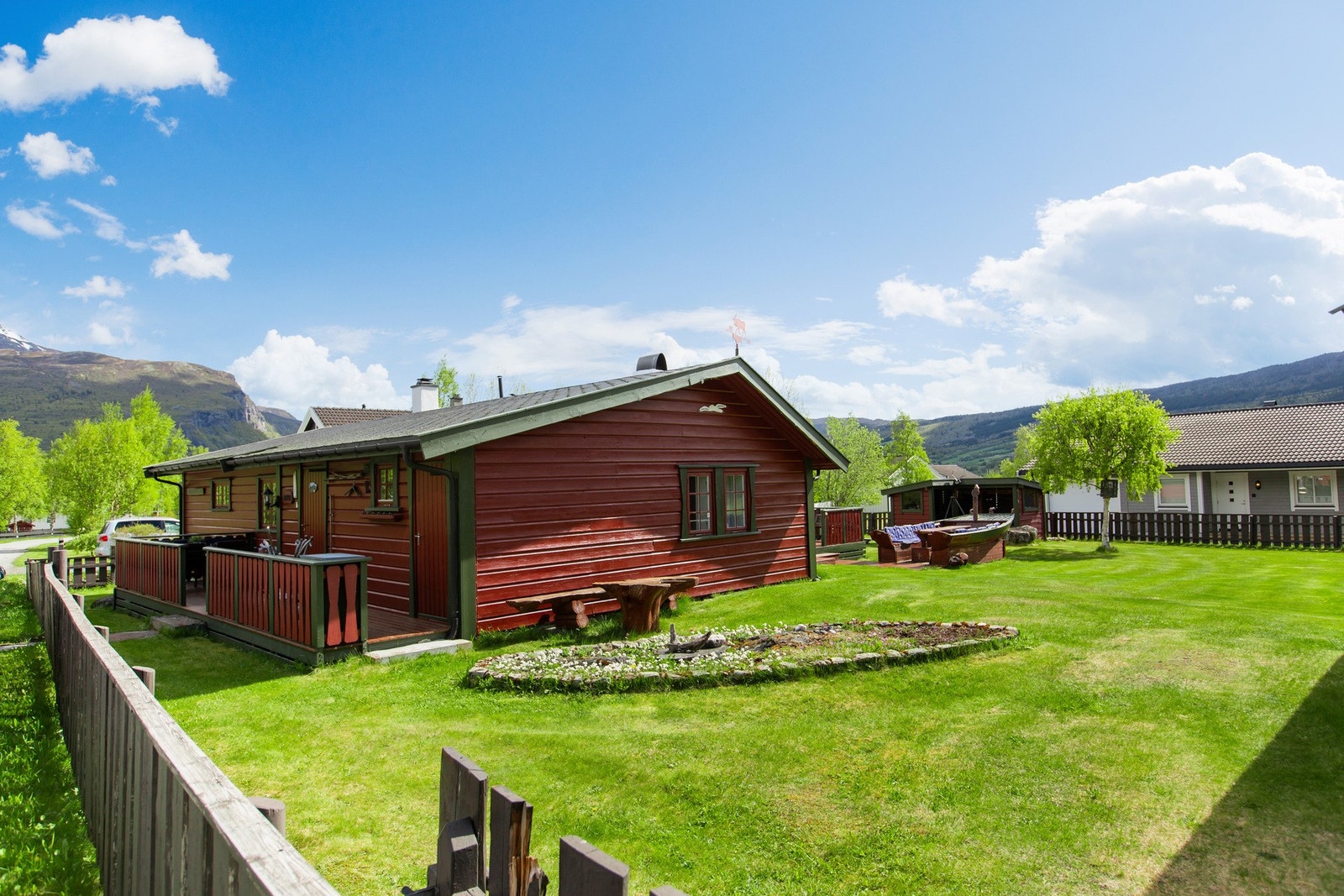 Tomten er tilnærmet flat, og har et areal på 1107 kvm. Galleribilde