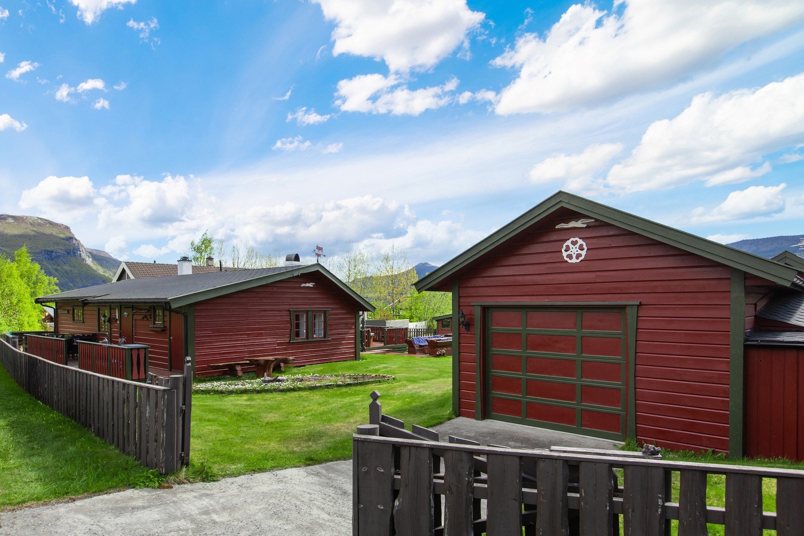 En frittstående garasje med garasjerom, utedo og boder hører også til eiendommen. Galleribilde