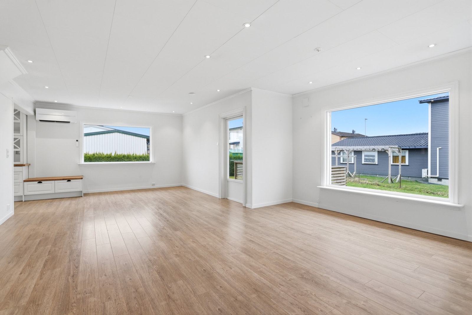 I stuen er det montert peisovn og varmepumpe Galleribilde