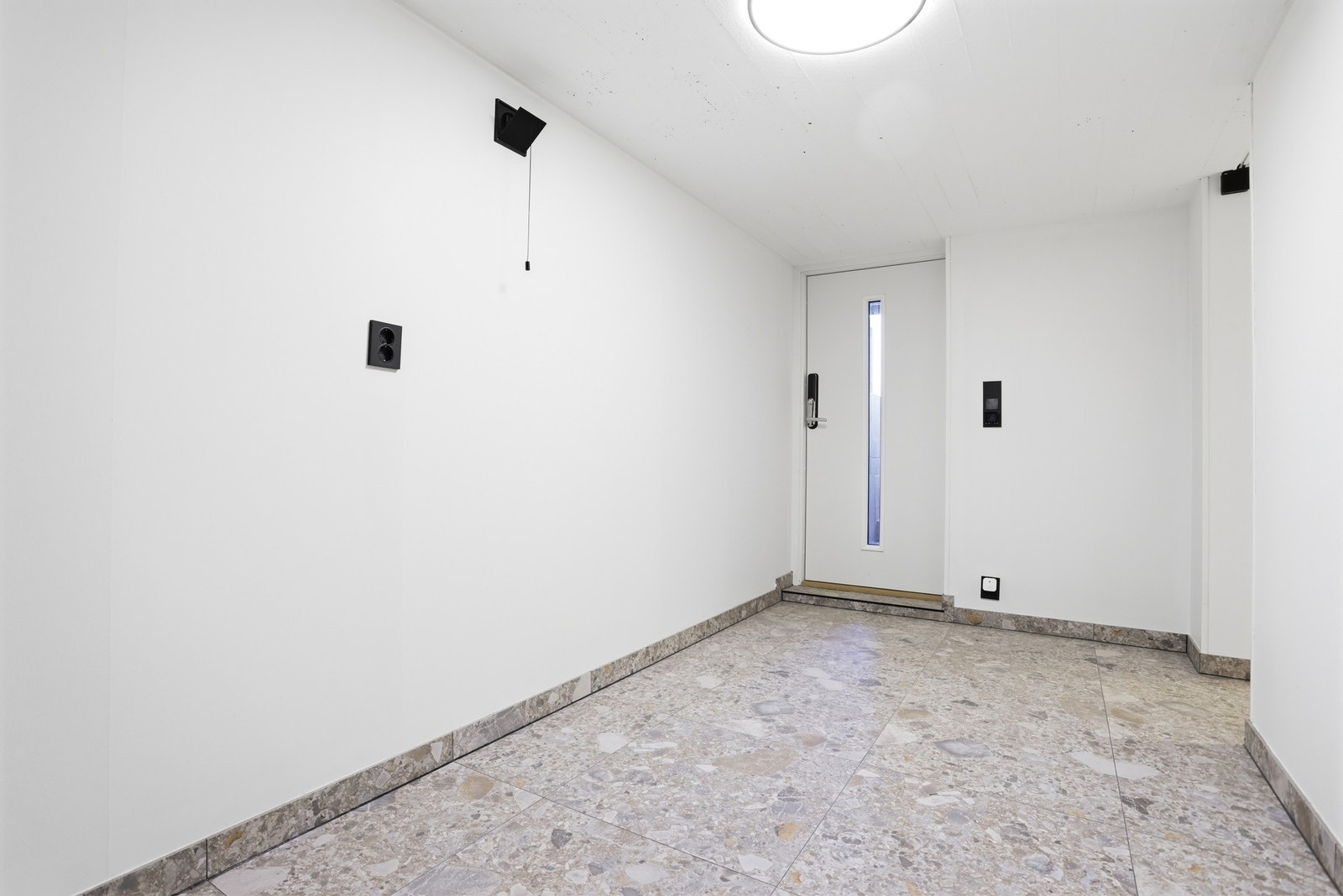 Egen inngang til sokkelleilighet Galleribilde