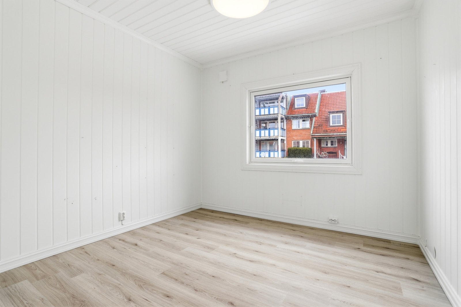 Boligen har 2 soverom i hovedetasjen, 2 i 2. etg samt ett i hybel Galleribilde