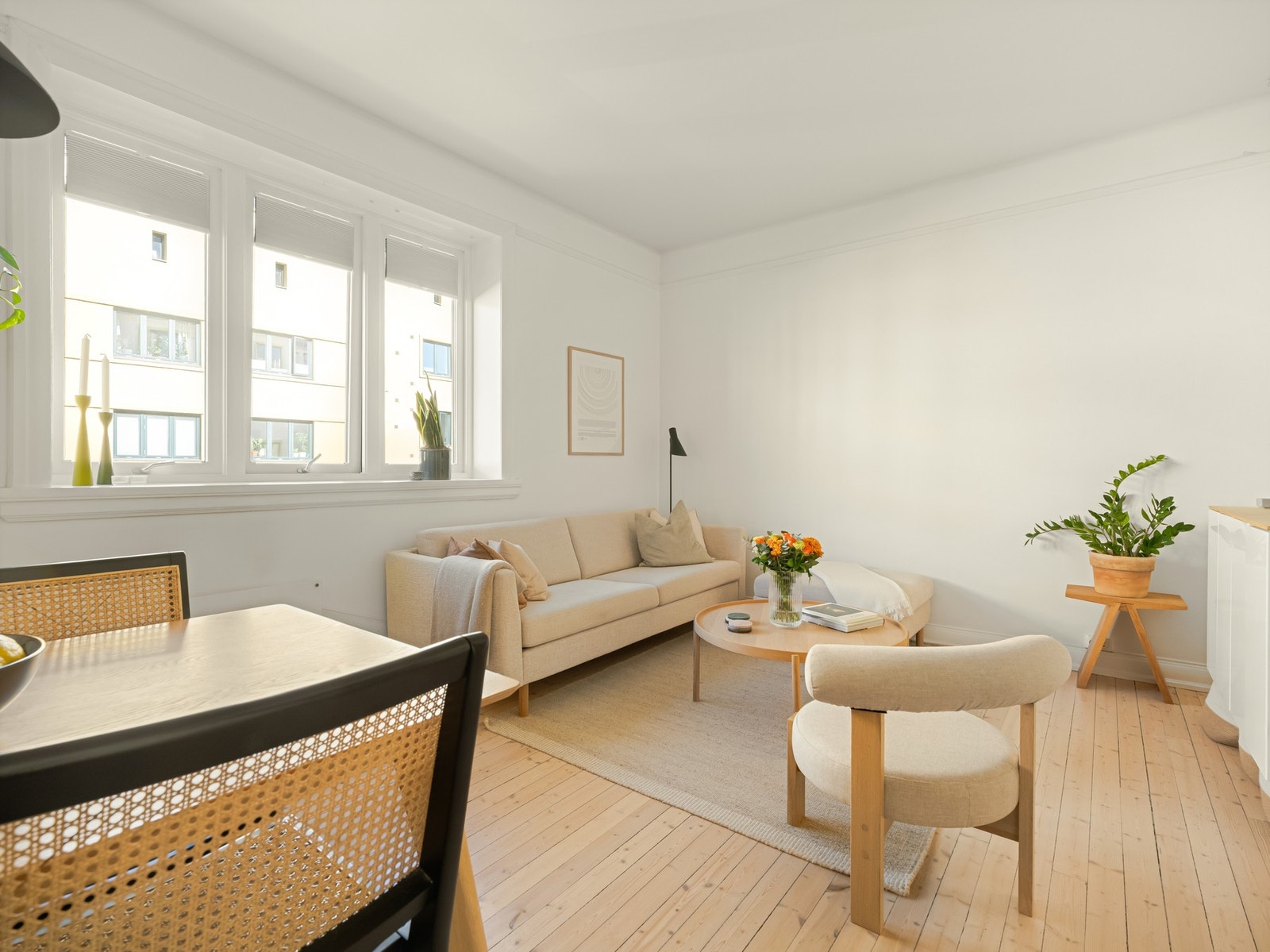 De store vindusflatene slipper inn godt med naturlig dagslys og den generøse takhøyden gir en luftig følelse. Galleribilde