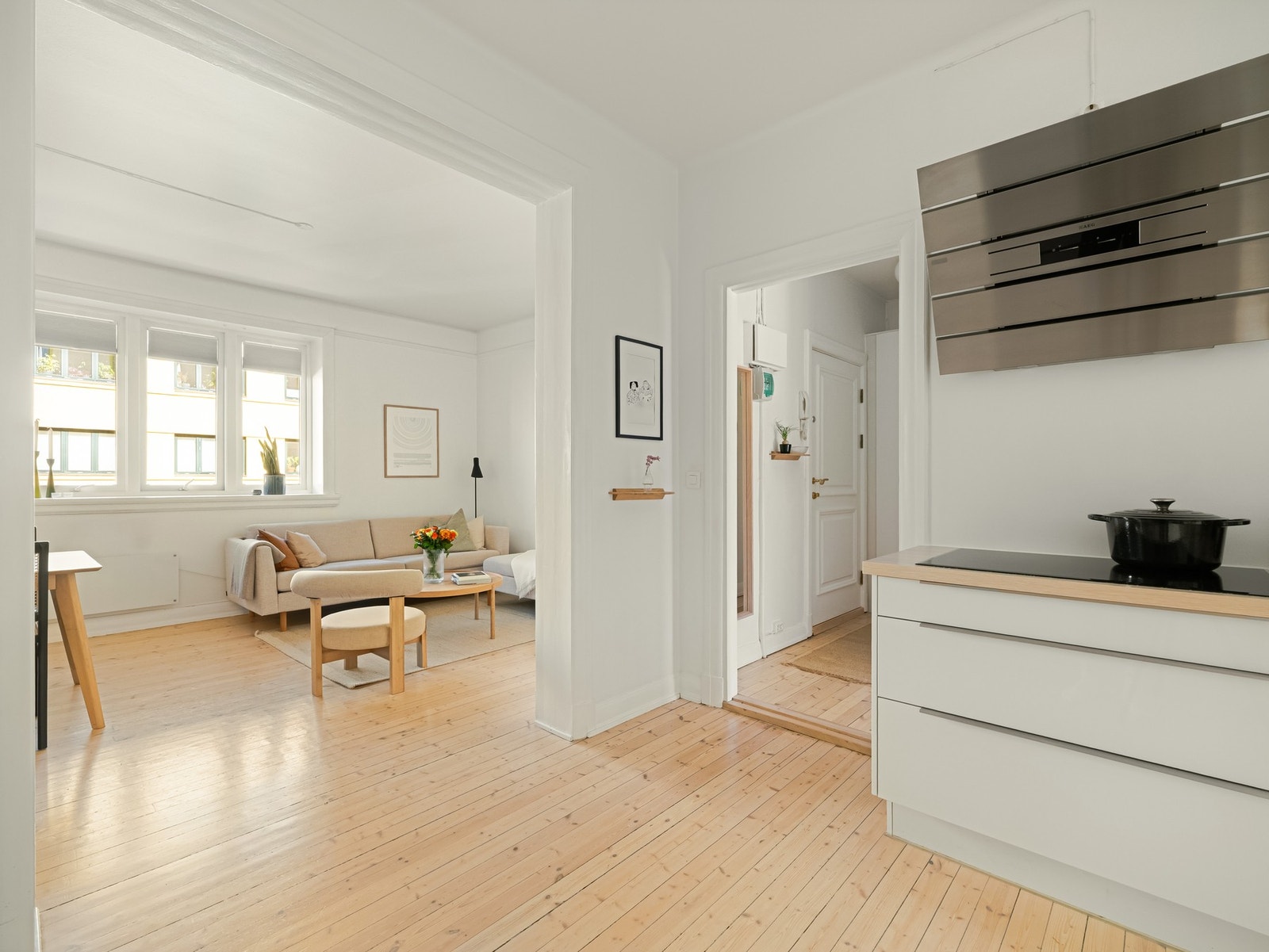 De store vindusflatene slipper inn rikelig med dagslys inn i stuen og kjøkkenet. Galleribilde