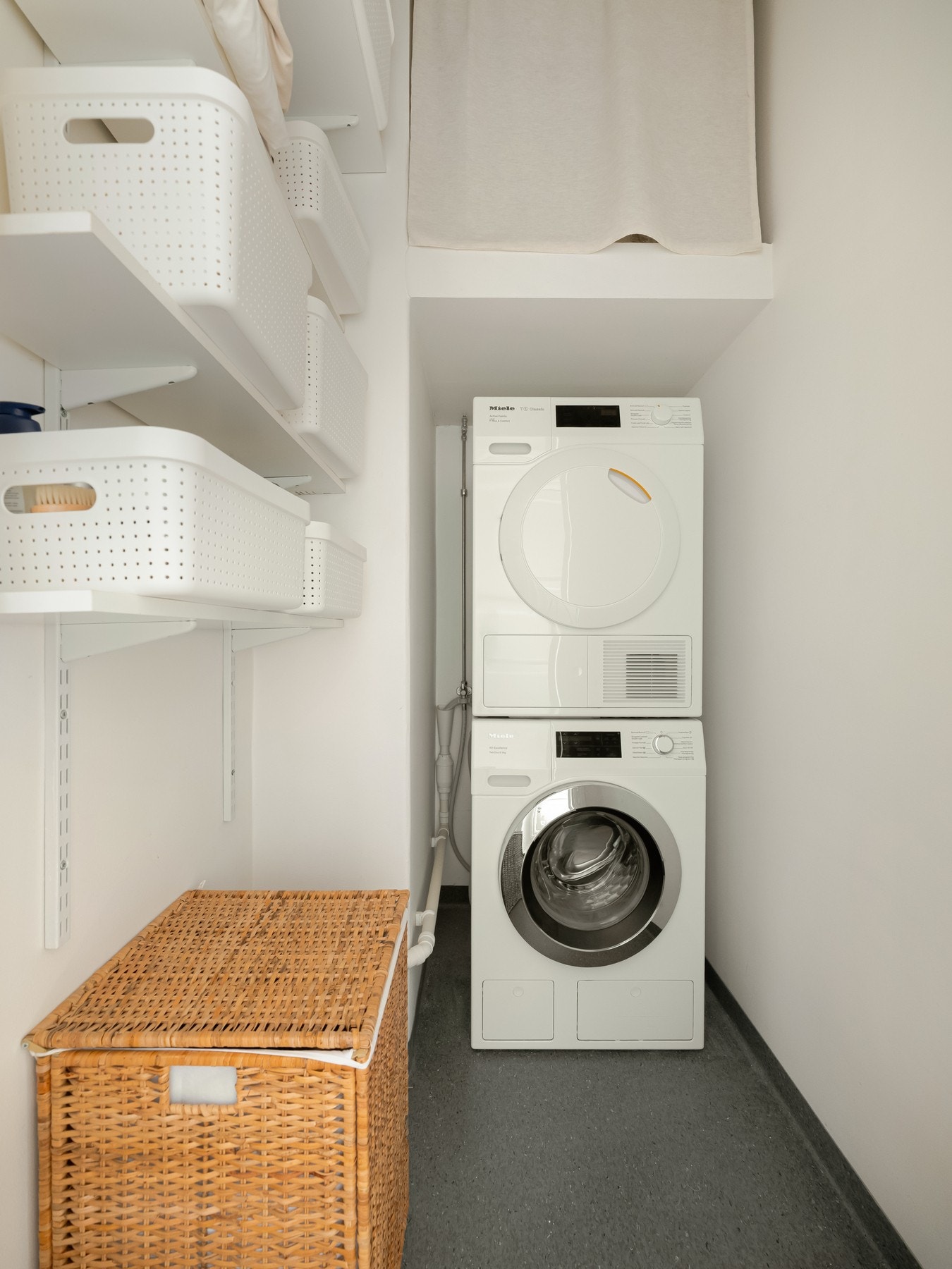 Dette er luksus! Leiligheten har et helt eget vaskerom, eller innvendig bod om du vil. Det er god plass og opplegg til både vaskemaskin og tørketrommel (som begge medfølger). Godt med lagringsplass er det også. Galleribilde