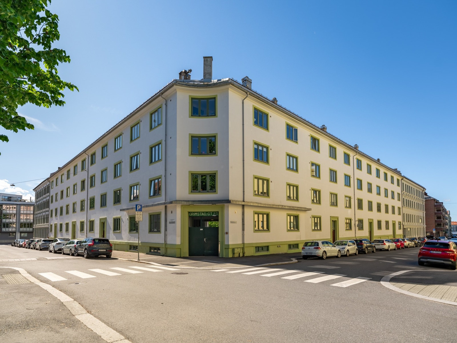 Leiligheten ligger i en ærverdig og klassisk bygård fra 1929 med Bjølsenparken som nærmeste nabo. Galleribilde