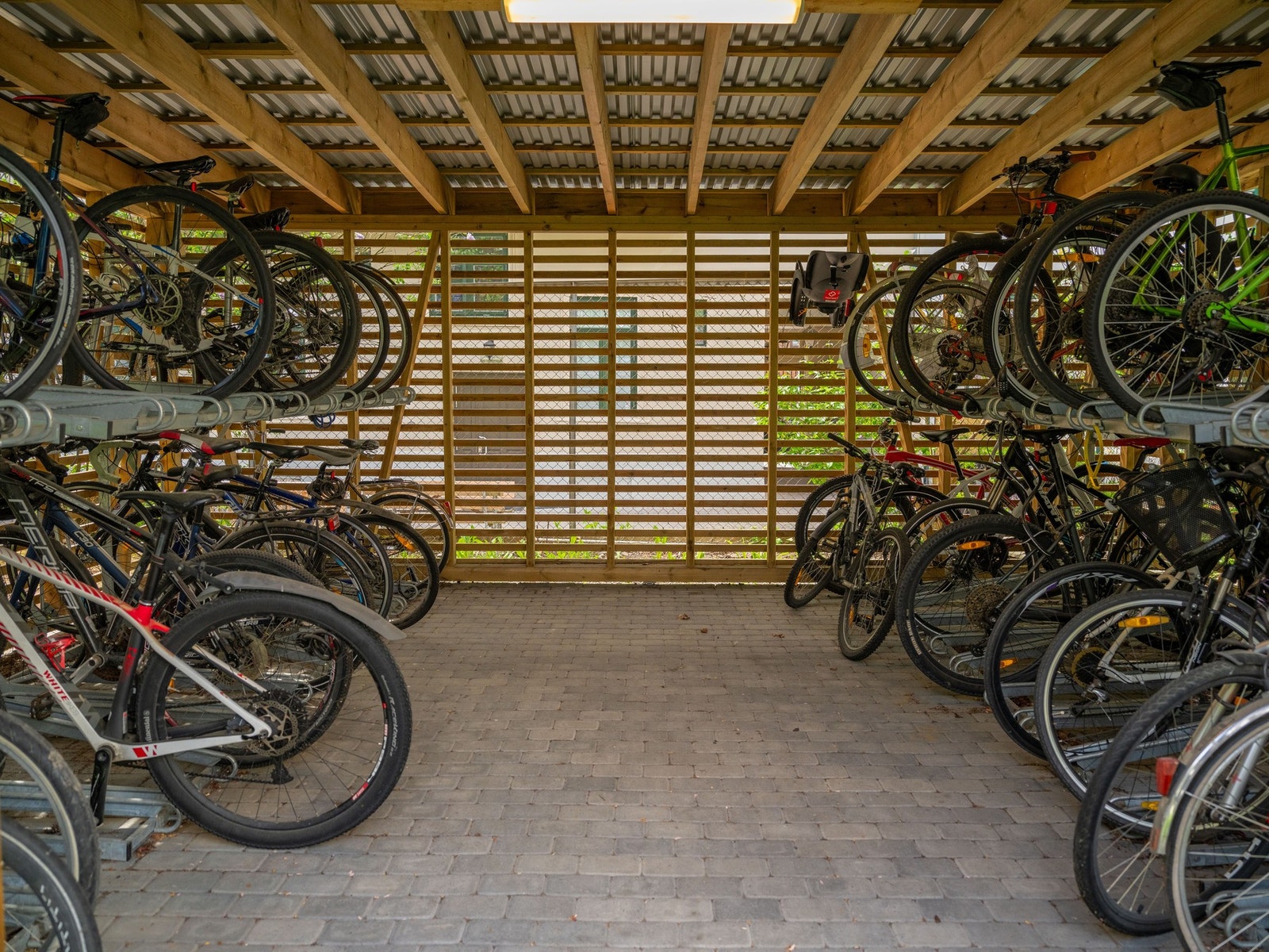 Det er to store sykkelboder i bakgården. Én til vanlig sykler, og én til elsykler med mulighet for lading. Det er også flere sykkelstativer utvendig i bakgården. Galleribilde