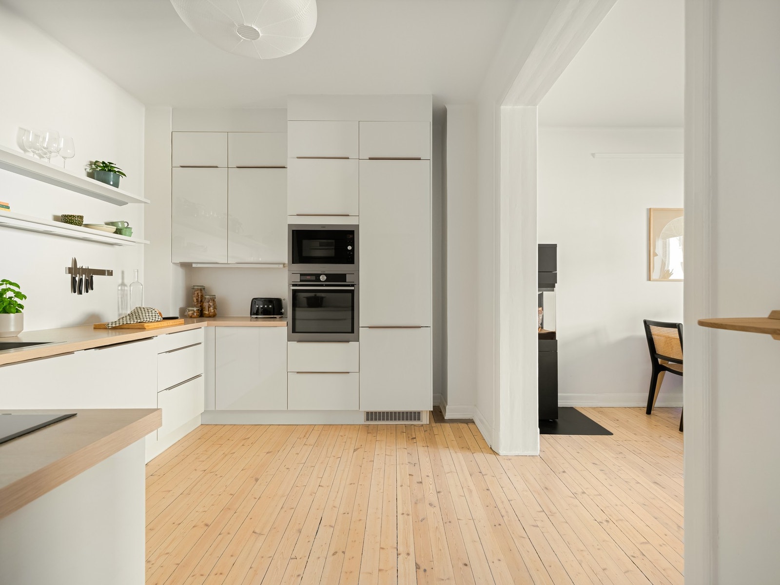 Leiligheten har et moderne kjøkken fra kvalitetsleverandøren HTH. Innredningen er takhøy og godt utformet for å utnytte plassen best mulig. Galleribilde
