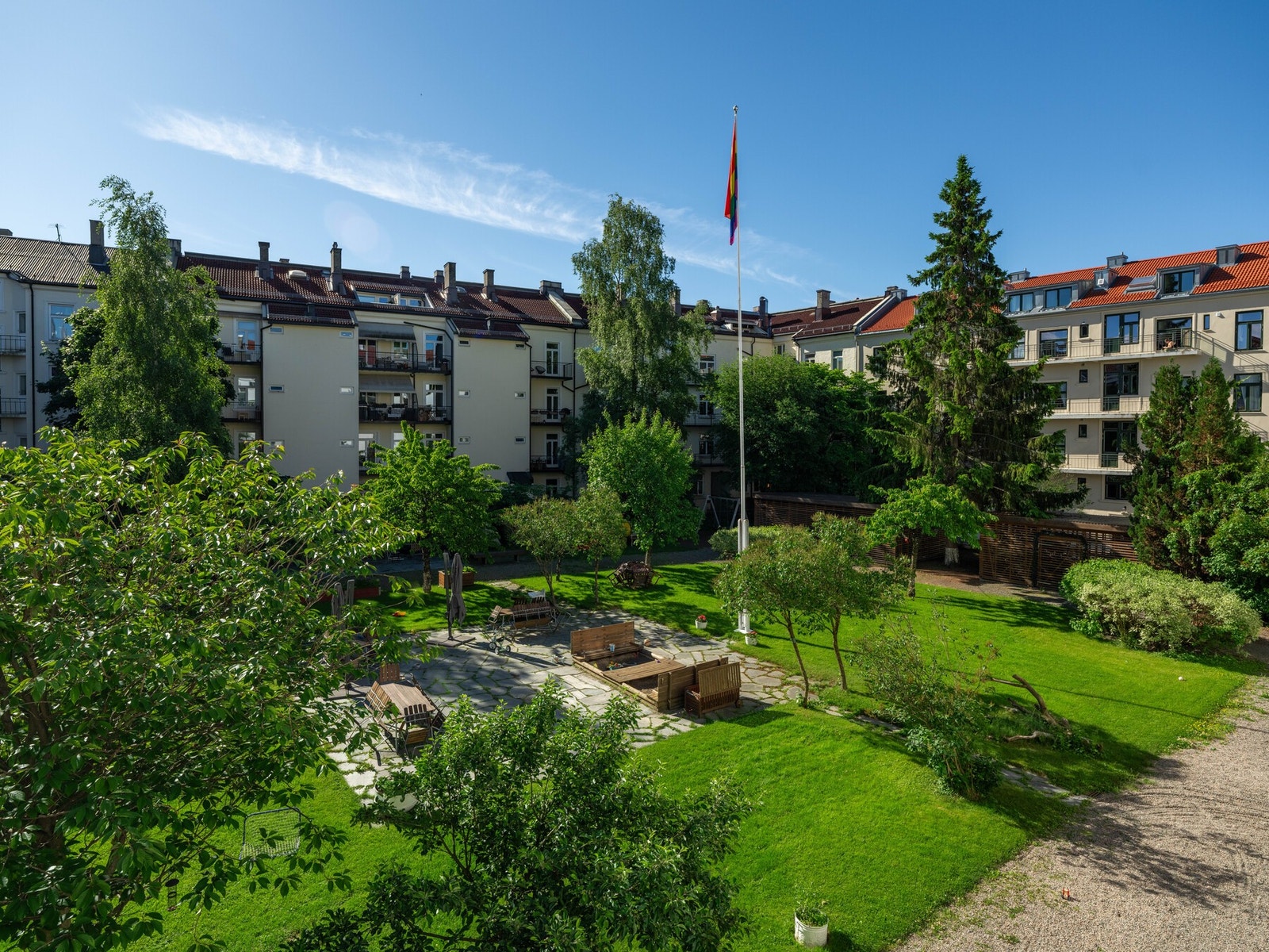 Her får du ikke bare en nydelig leilighet, men også kanskje Sagenes fineste bakgård. Du får se mer av denne senere! Galleribilde