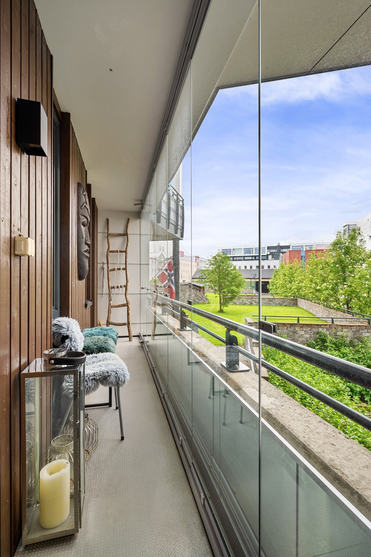 Leiligheten har en vestvendt innglasset balkong på 6 kvm Galleribilde