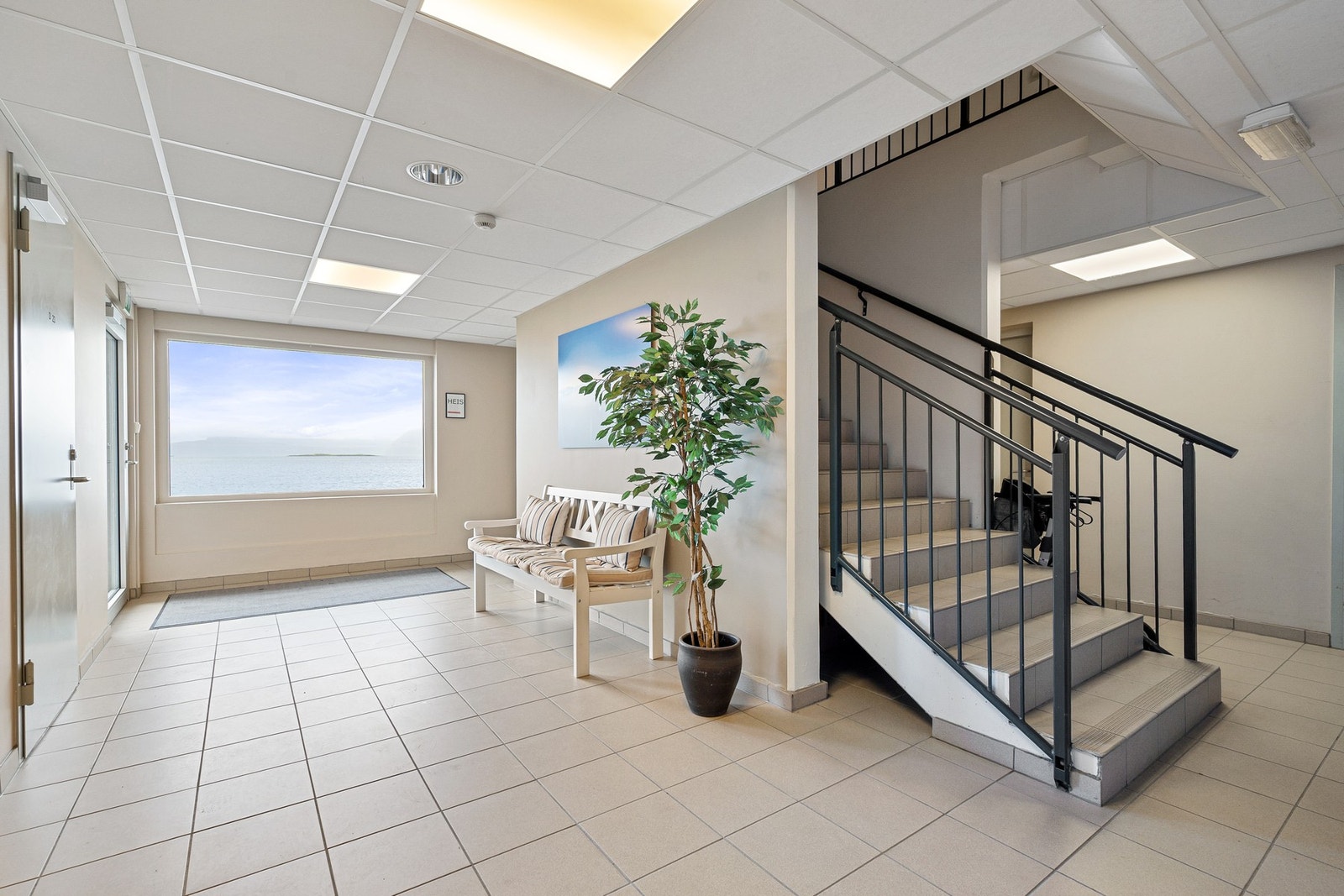 Inngangspartiet i bygget har stort vindu mot Vågsfjorden Galleribilde