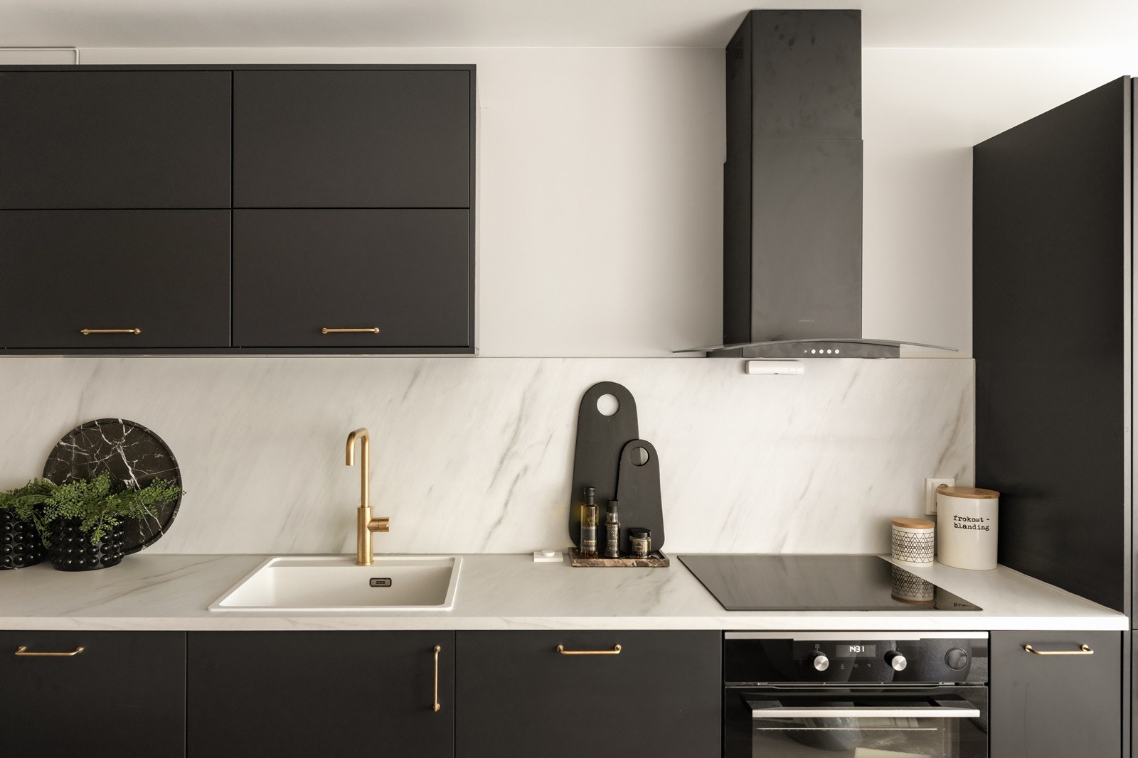 Høy og tidsriktig backsplash over benk Galleribilde