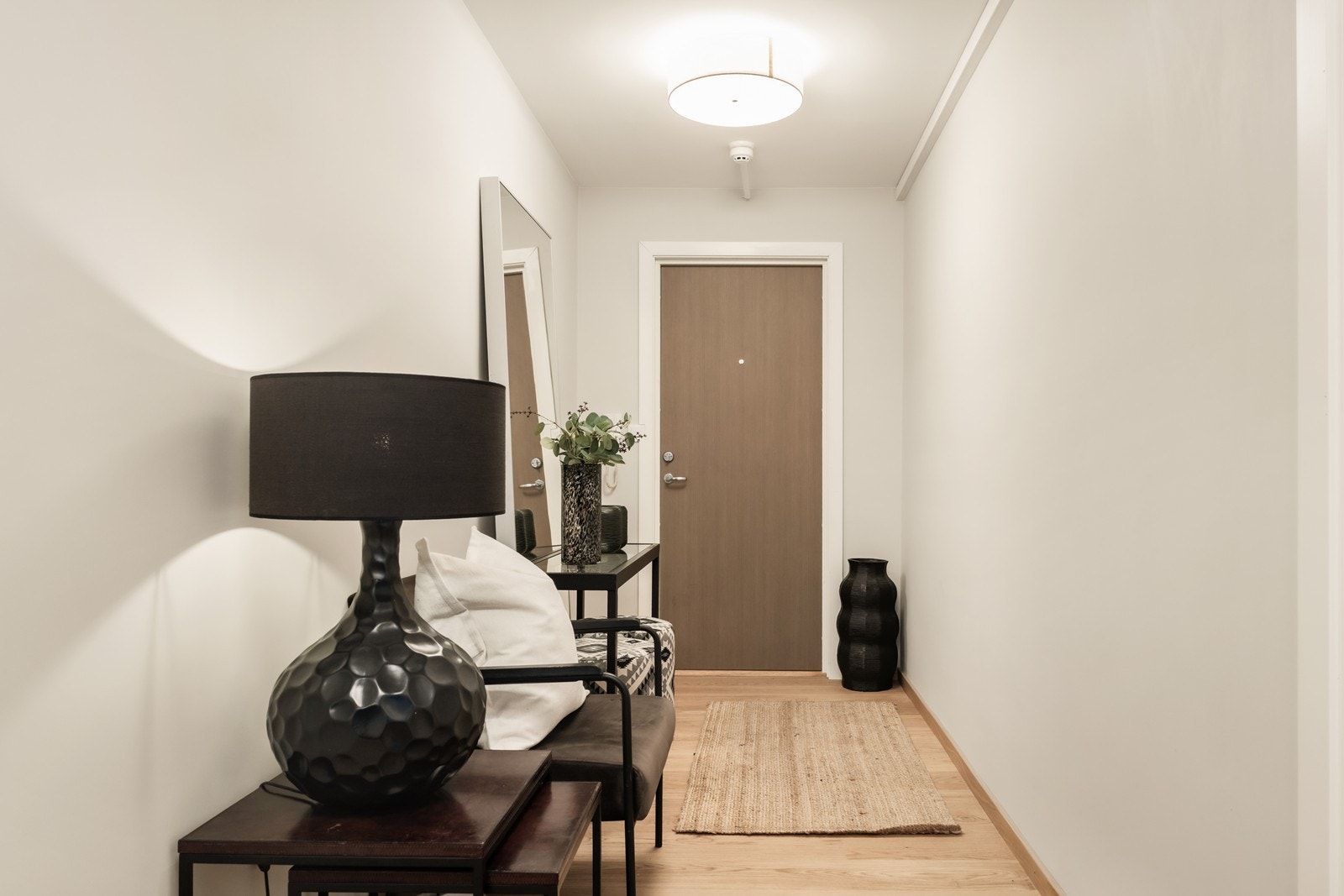 Gang/inngangsparti - her er det plass til å sette opp en lang rekke med gulv-til-tak skap for garderobe Galleribilde