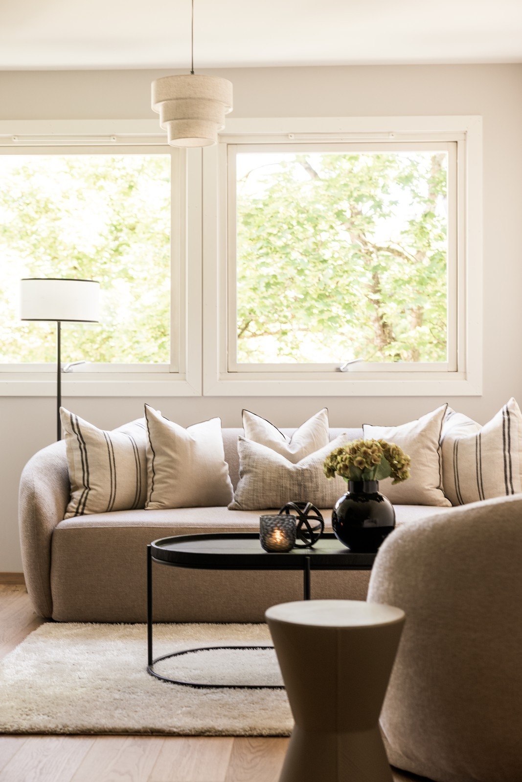 Lite til intet innsyn. Leiligheten vender mot indre gårdsrom. 4.etg. med heis. Galleribilde