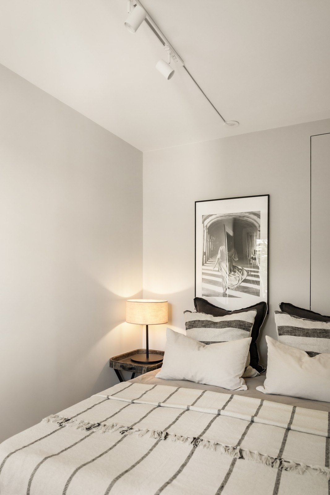 Tidsriktig lysskinne med spotter i himling Galleribilde