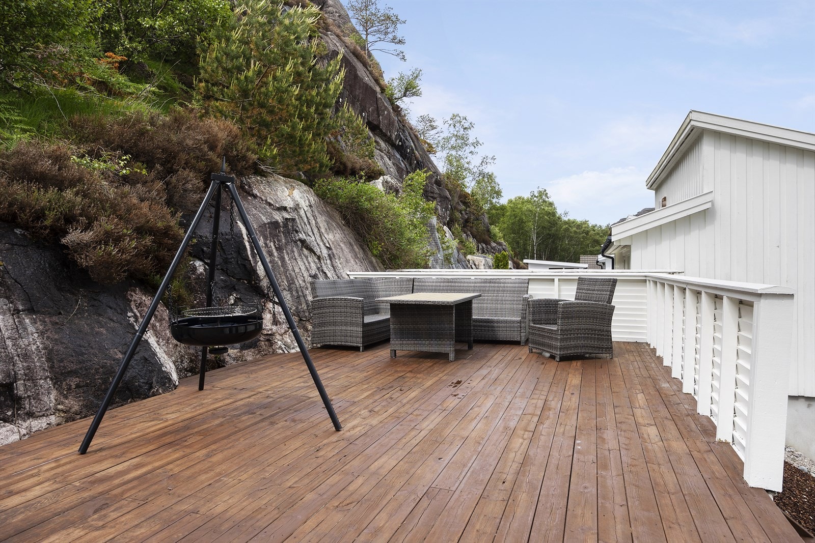 Uteplassen ligger usjenert til, med fjellveggen som en naturlig og skjermende bakgrunn. Galleribilde