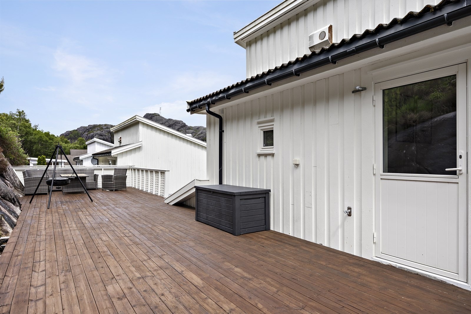 Den store terrassen på ca. 52 m² er bygget i tre og gir rikelig med plass for utemøbler. Galleribilde