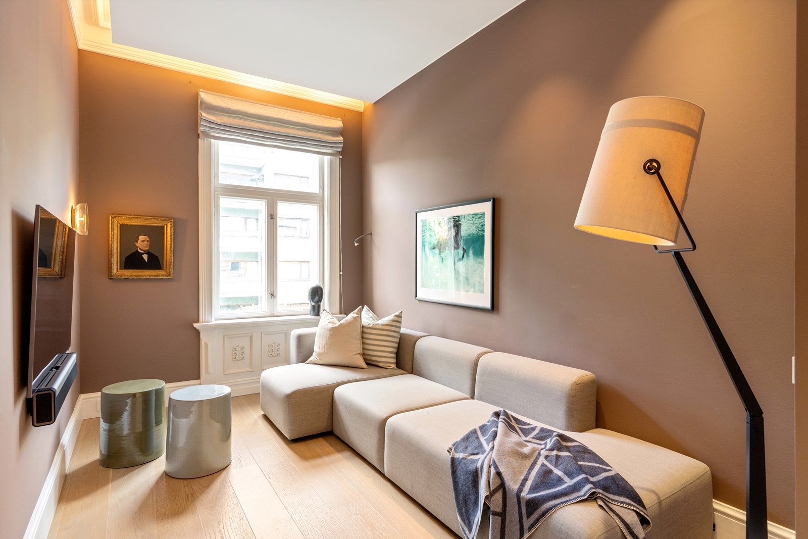 TV stuen kan også brukes som soverom. Rommet er lyst og trivelig med god plass til seng/sofa og tilhørende møblement. De rolige fargetonene og det gode lysinnslippet skaper en behagelig atmosfære. Galleribilde