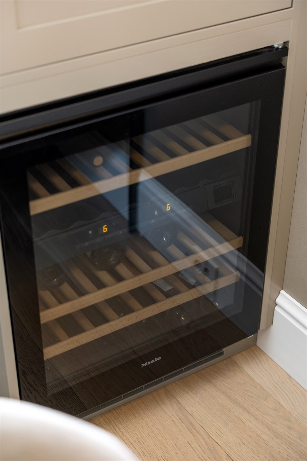 Kjøkkenet er utstyrt med integrert vinskap, som gir optimale forhold for oppbevaring og temperering av vin. Galleribilde
