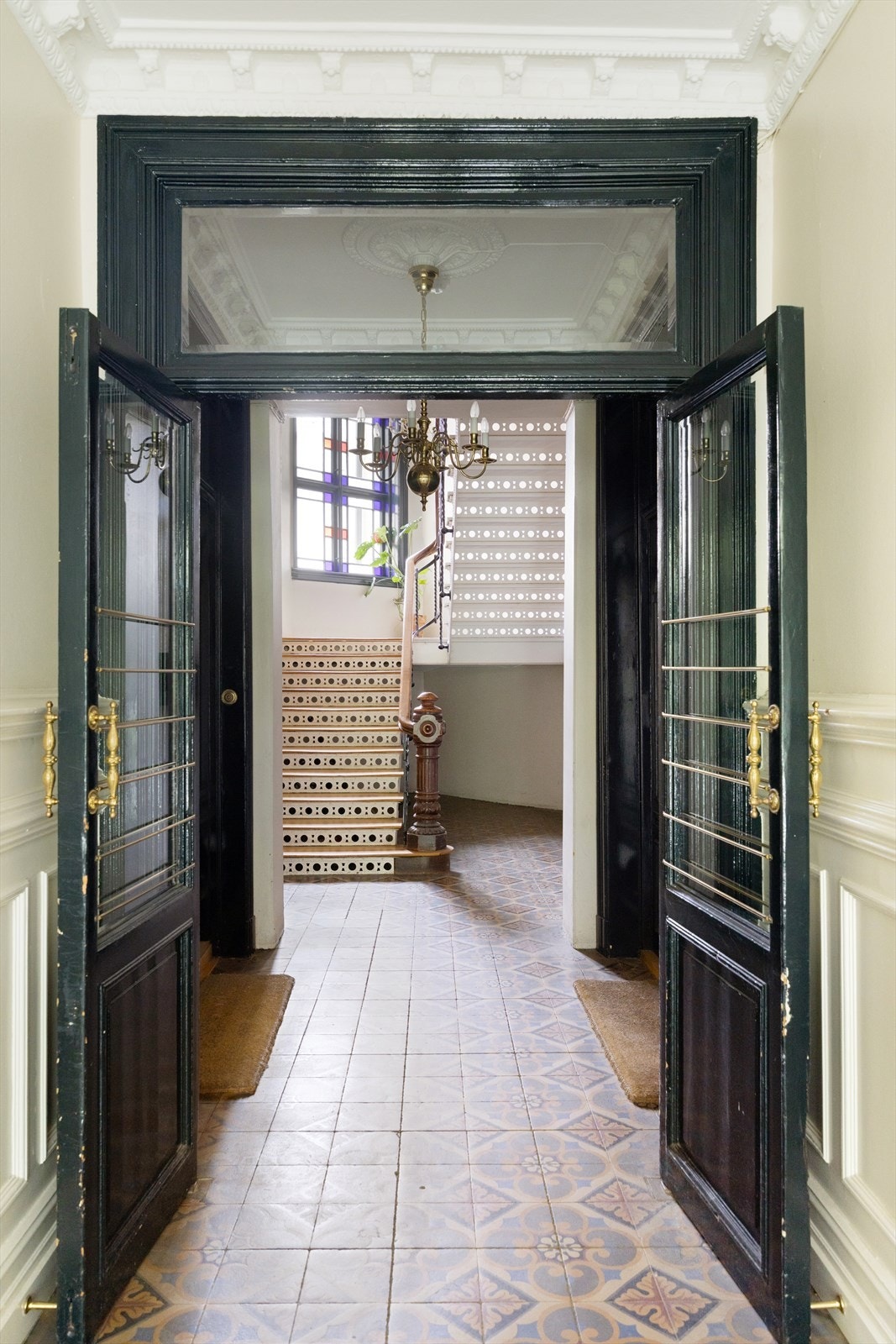 Bygningen har en representativ og svært innbydende oppgang med mange bevarte, klassiske detaljer. Her finner du vakre stukkaturer, dekorativ takrosett og originale fyllingsdører som vitner om bygningens historiske karakter. Galleribilde