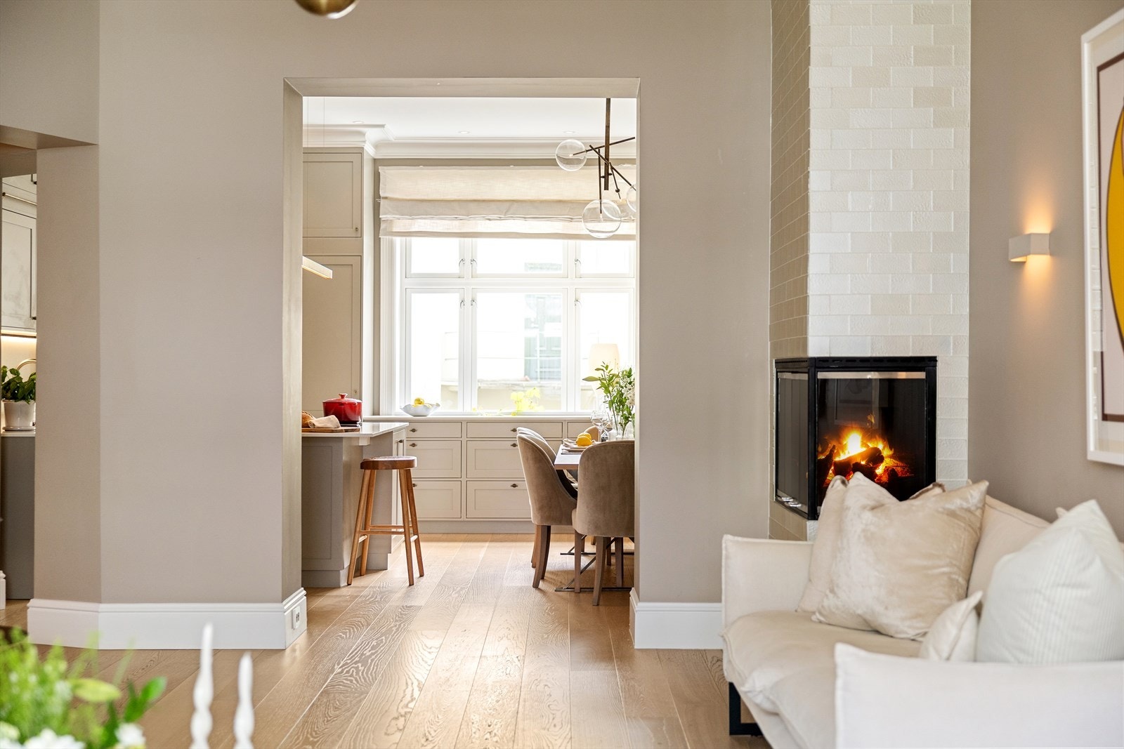 I stuen er det også en vedfyrt peisovn som tilfører rommet både varme og atmosfære, og som fungerer som et naturlig samlingspunkt på kjølige dager. Galleribilde