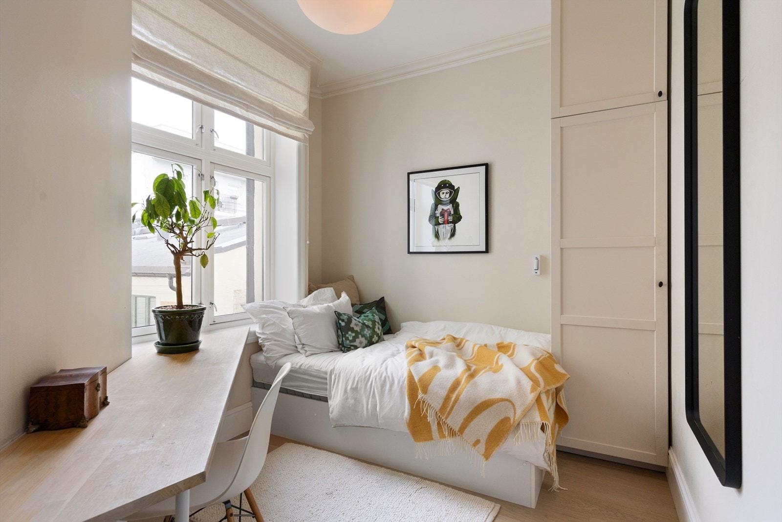 Soverom 5 har en fleksibel utforming og gode møbleringsmuligheter. Her er det plass til både seng, skrivebord og oppbevaringsløsninger etter behov. Galleribilde