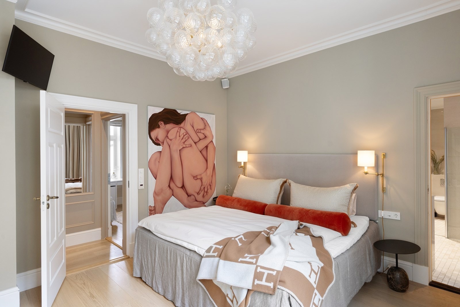 Rommet har direkte adkomst til eget en suite-bad. Galleribilde
