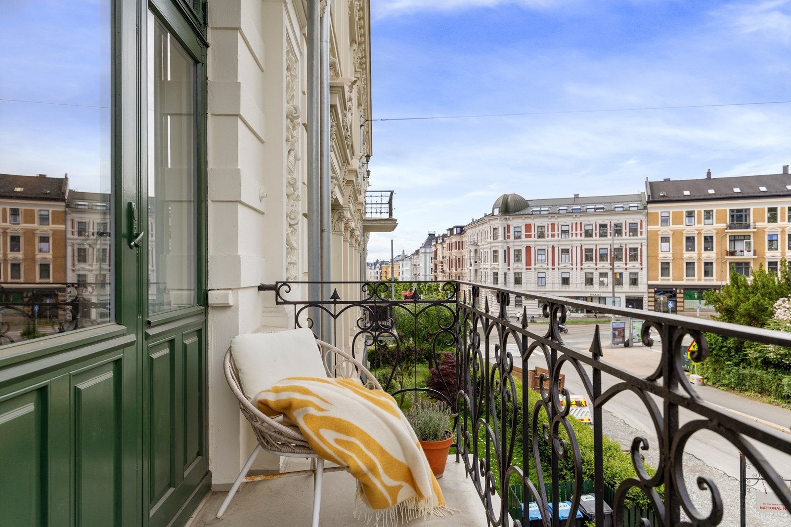 Fra stuen er det utgang til en klassisk vestvendt balkong på ca. 3,7 m² med optimale solforhold. Balkongen er et sjarmerende innslag ved boligen, med dekorativt smijernsrekkverk og utsyn mot den vakre murgårdsbebyggelsen som kjennetegner Frogner. Galleribilde