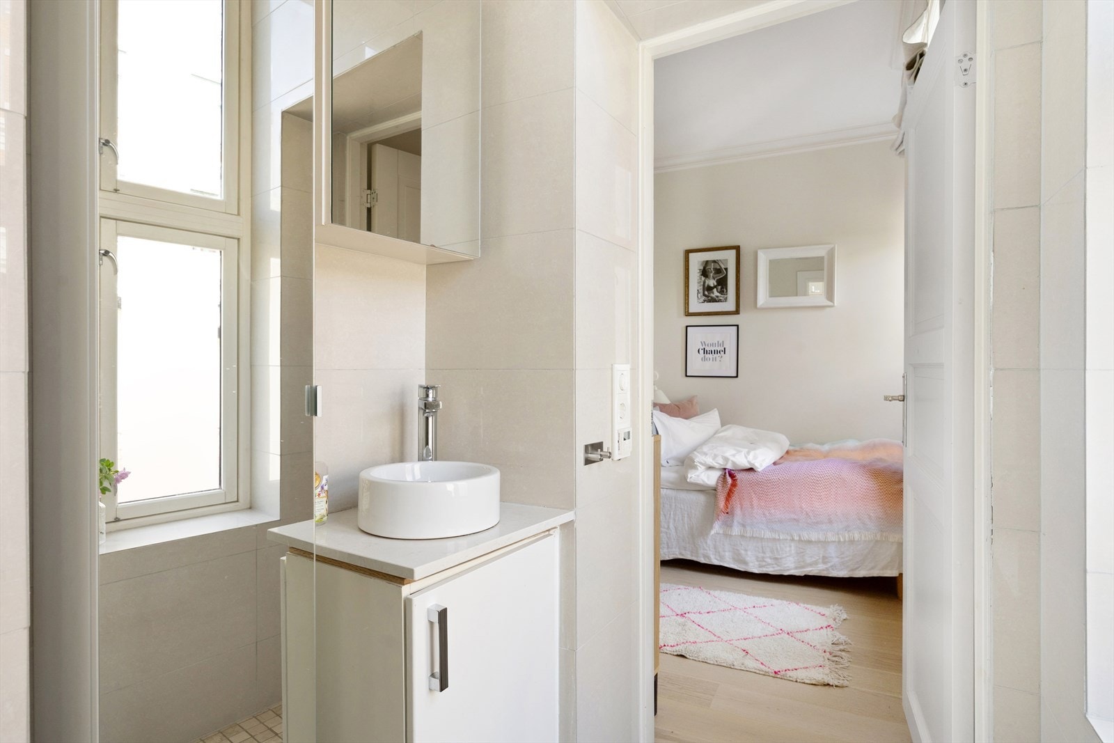 Badet er innredet med vegghengt toalett, dusjhjørne med vegg og dør i herdet glass, samt servant med tilhørende innredning, skap, speil og belysning. Galleribilde