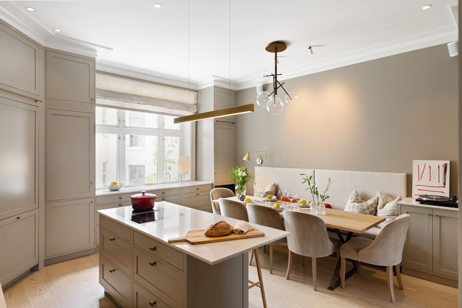 Kjøkkenet har en naturlig spiseplass med god plass til et romslig spisebord, perfekt for både hverdagsmåltider og hyggelige sammenkomster med familie og venner. Galleribilde